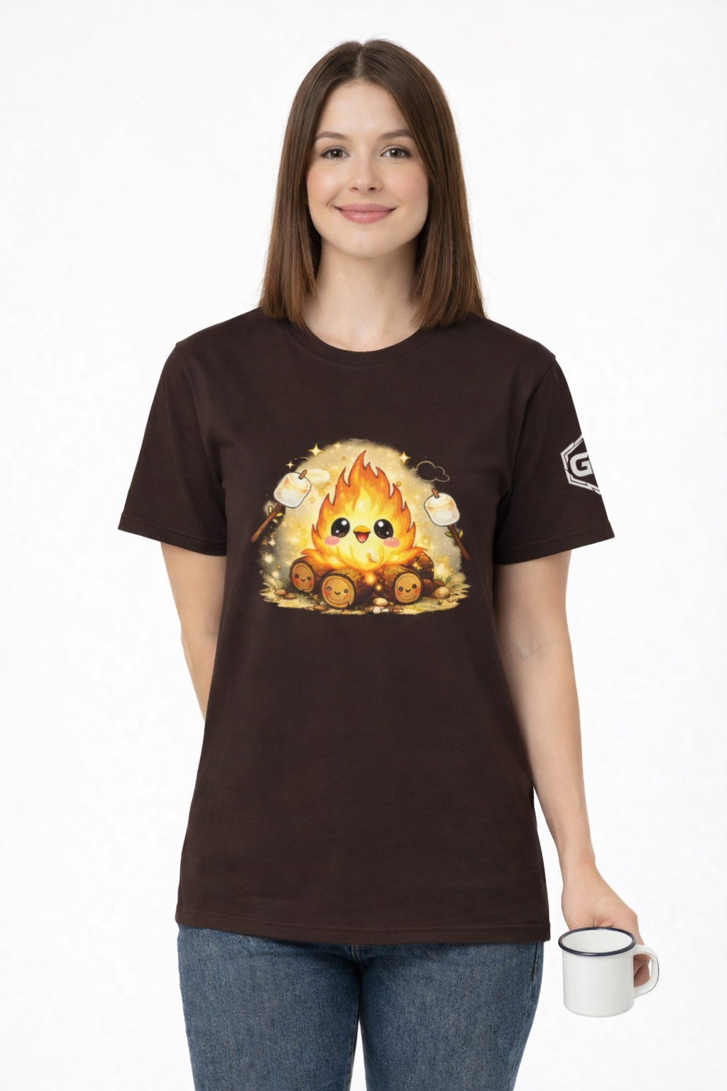 model:3:f | Campfire T-Shirt – Modelfoto in Dunkelbraun – Frau