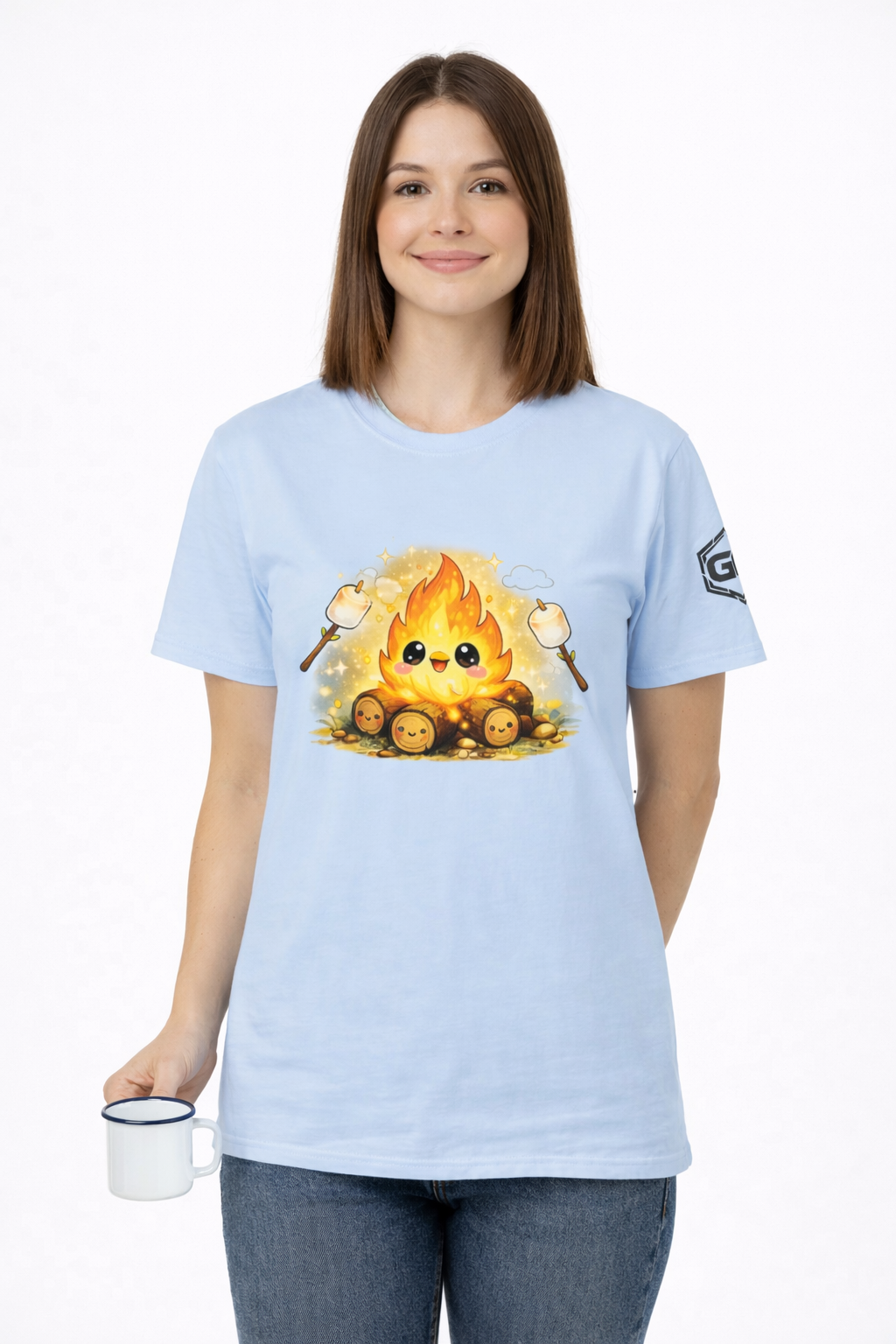 model:7:f | Campfire T-Shirt – Modelfoto in Hellblau – Frau
