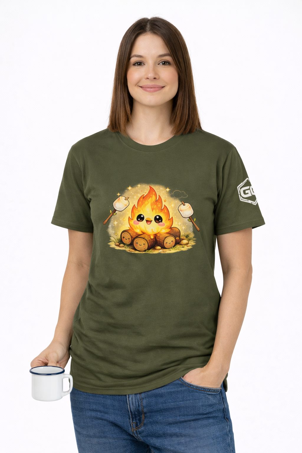 model:5:f | Campfire T-Shirt – Modelfoto in Militärgrün – Frau