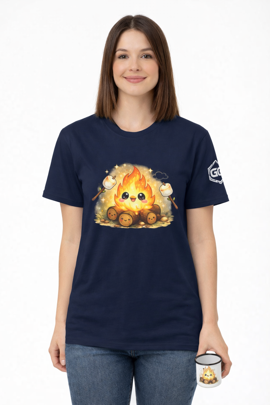 model:9:f | Campfire T-Shirt – Modelfoto in Navy – Frau