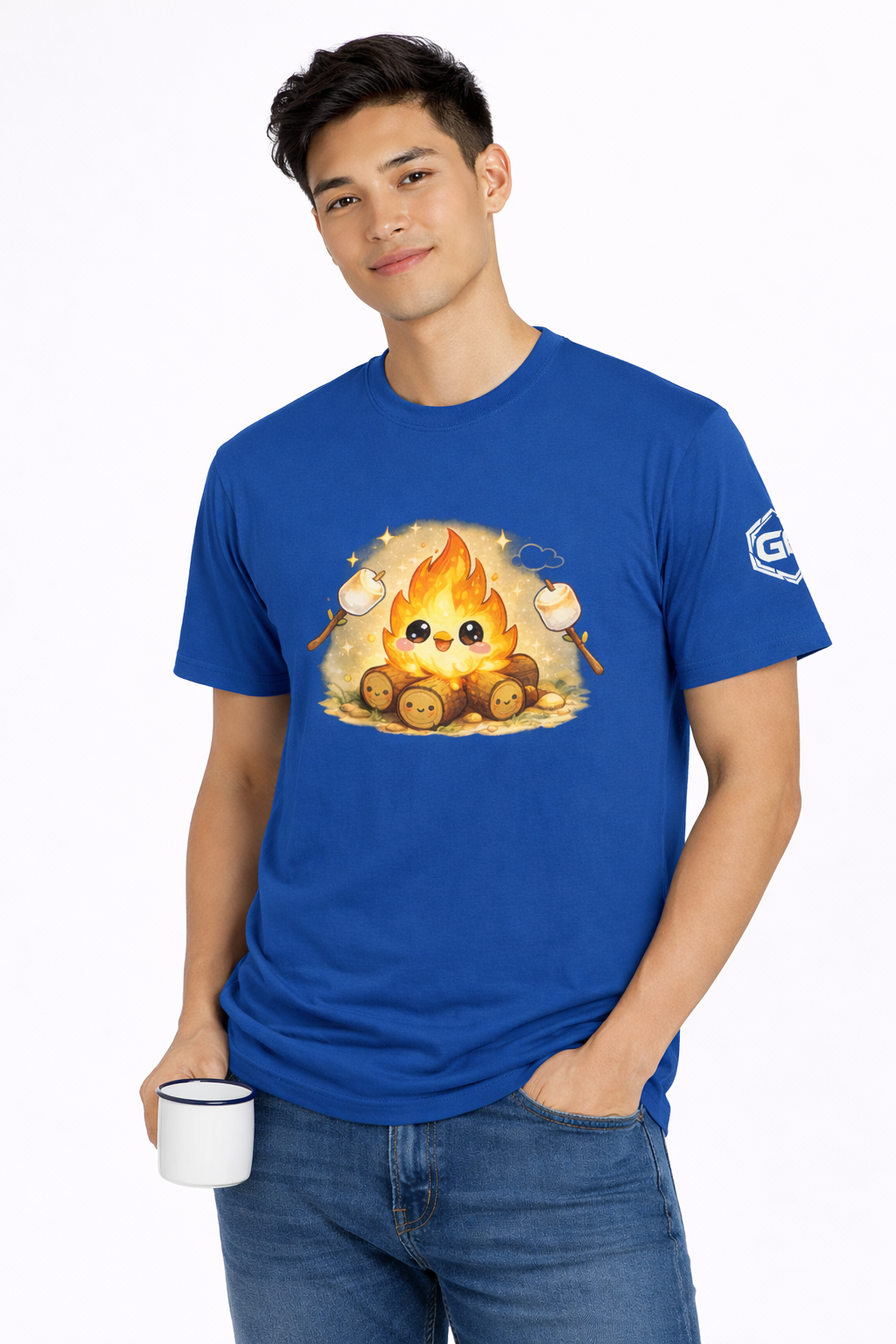 model:8:m | Campfire T-Shirt – Modelfoto in Royalblau – Mann