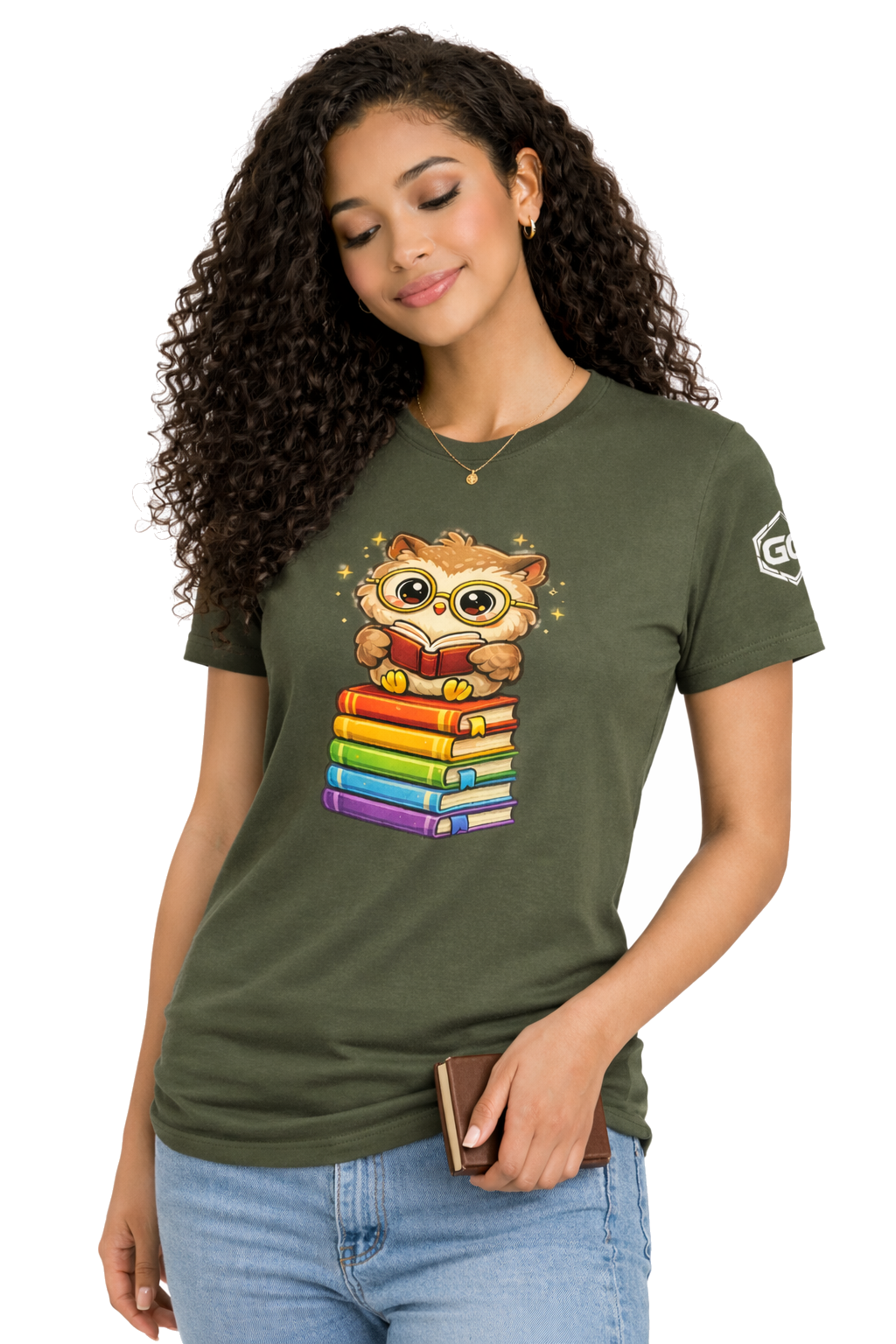 model:5:f | Bookworm Owl T-Shirt – Modelfoto in Militärgrün – Frau