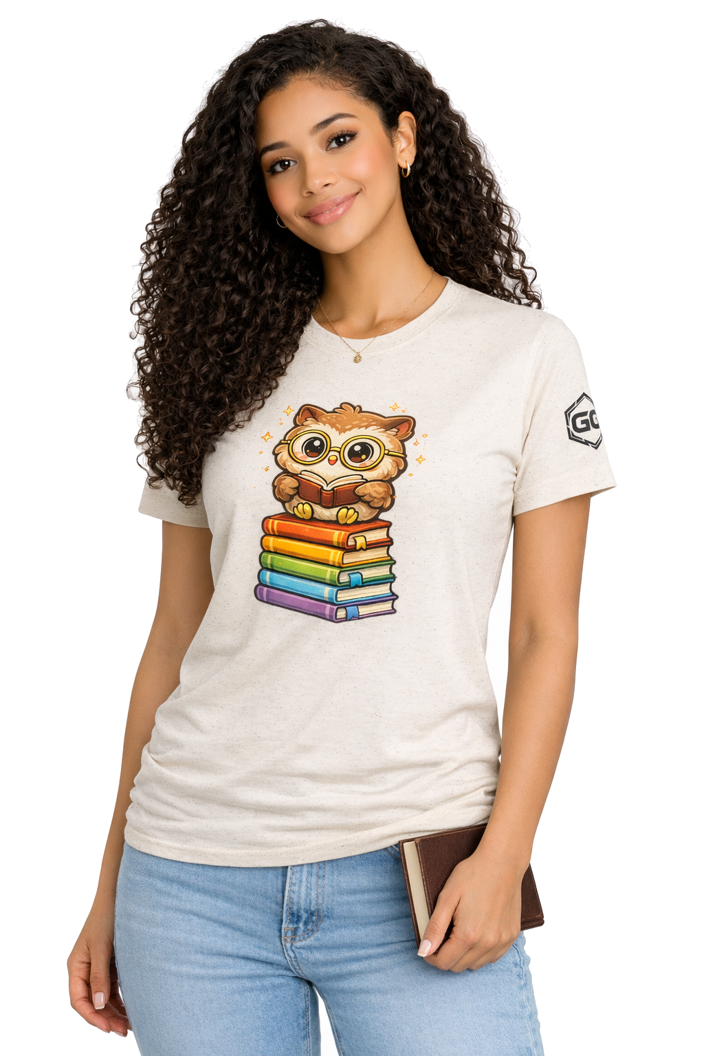 model:4:f | Bookworm Owl T-Shirt – Modelfoto in Natur – Frau