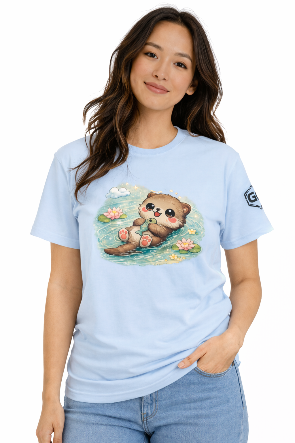 model:7:f | Otter in the River T-Shirt – Modelfoto in Hellblau – Frau