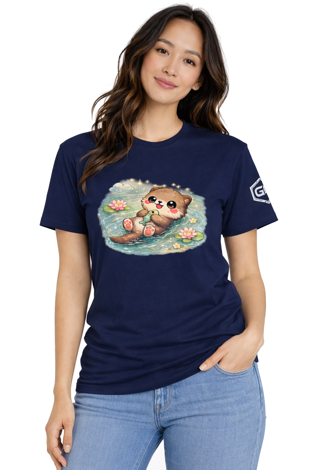 model:9:f | Otter in the River T-Shirt – Modelfoto in Navy – Frau