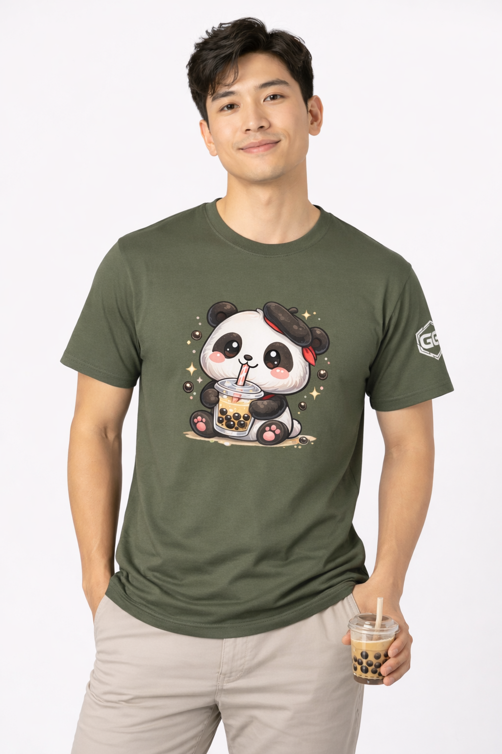 model:5:m | Panda & Bubble Tea T-Shirt – Modelfoto in Militärgrün – Mann