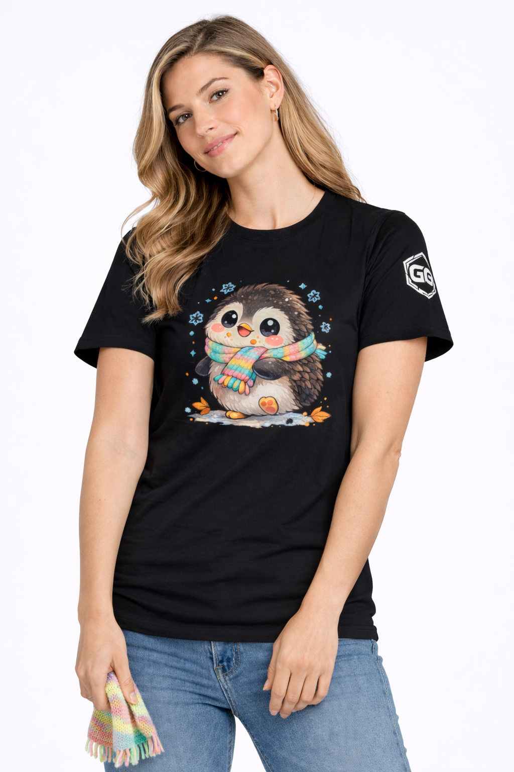 model:1:f | Penguin & Scarf T-Shirt – Modelfoto in Schwarz – Frau