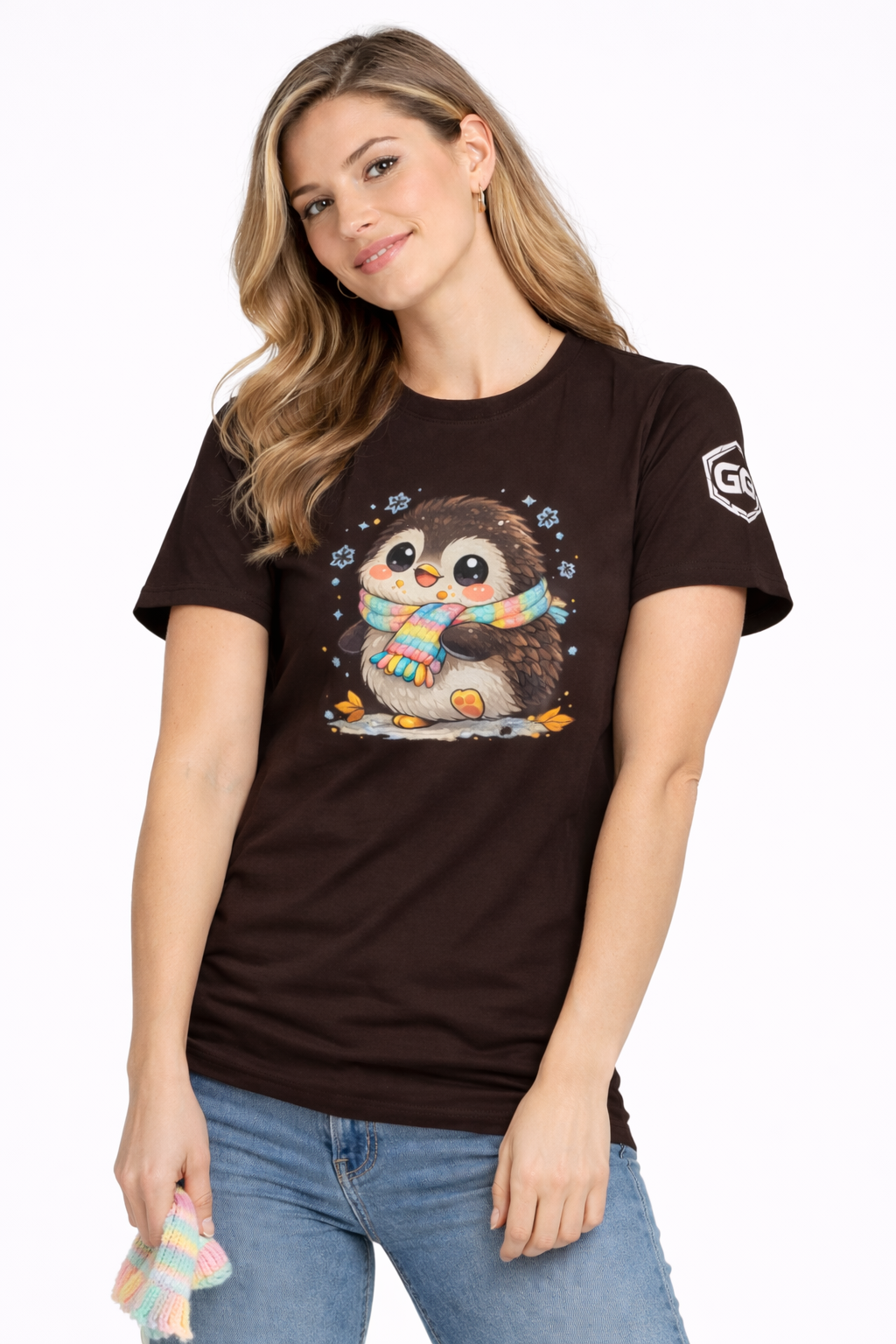 model:3:f | Penguin & Scarf T-Shirt – Modelfoto in Dunkelbraun – Frau