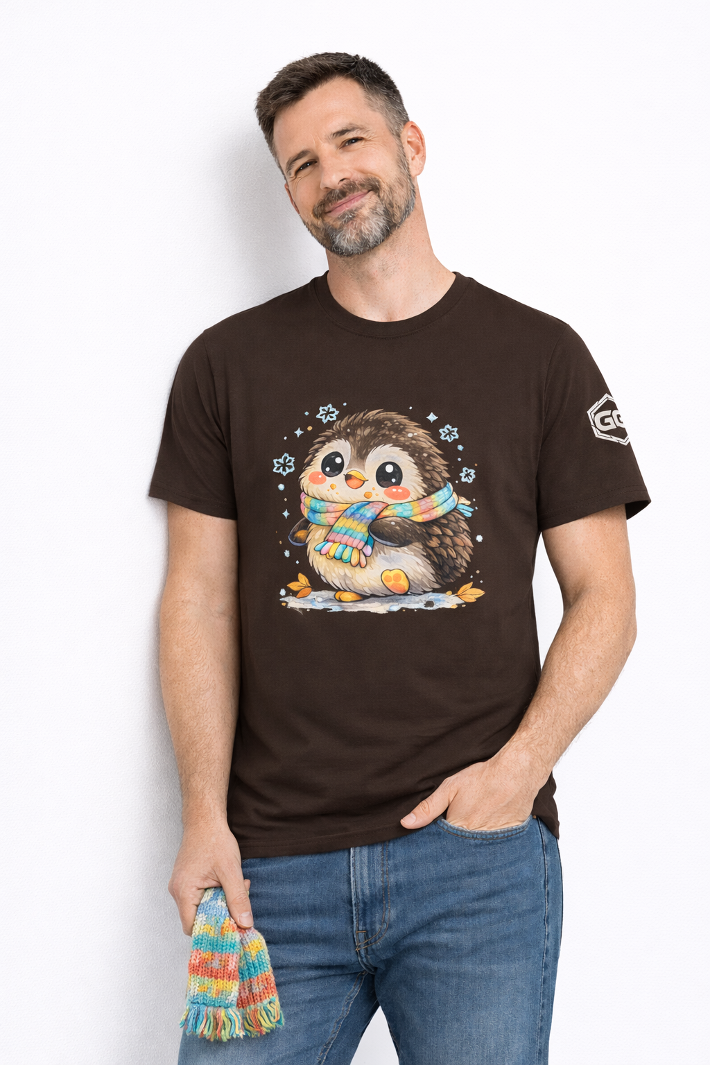 model:3:m | Penguin & Scarf T-Shirt – Modelfoto in Dunkelbraun – Mann