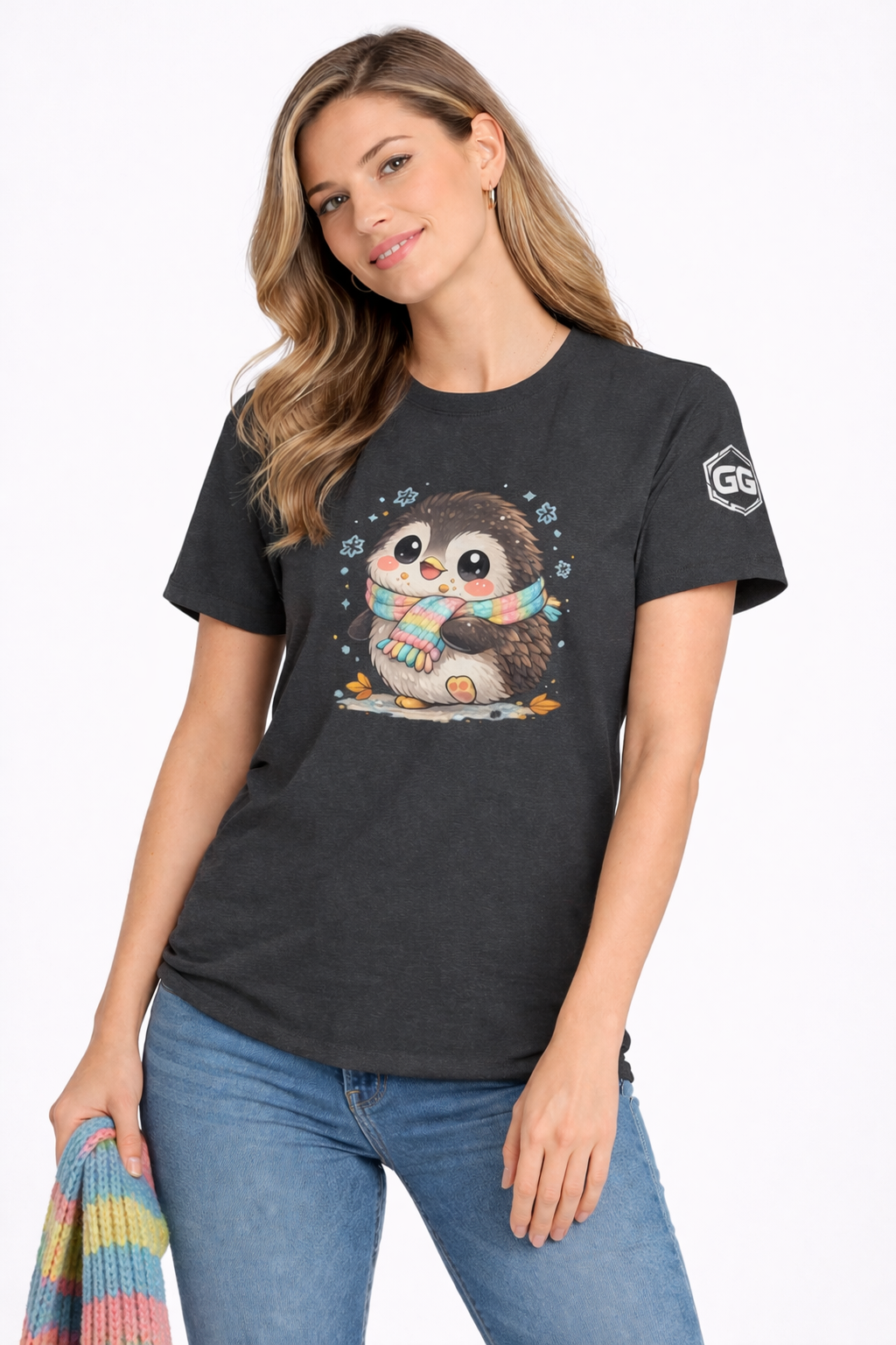model:6:f | Penguin & Scarf T-Shirt – Modelfoto in Dunkelmeliert – Frau