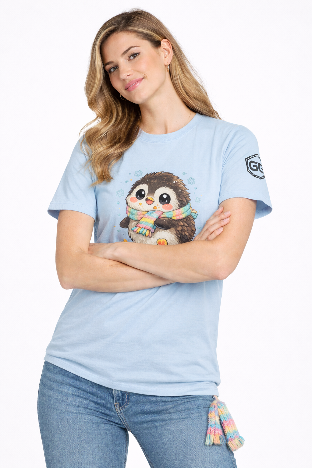 model:7:f | Penguin & Scarf T-Shirt – Modelfoto in Hellblau – Frau