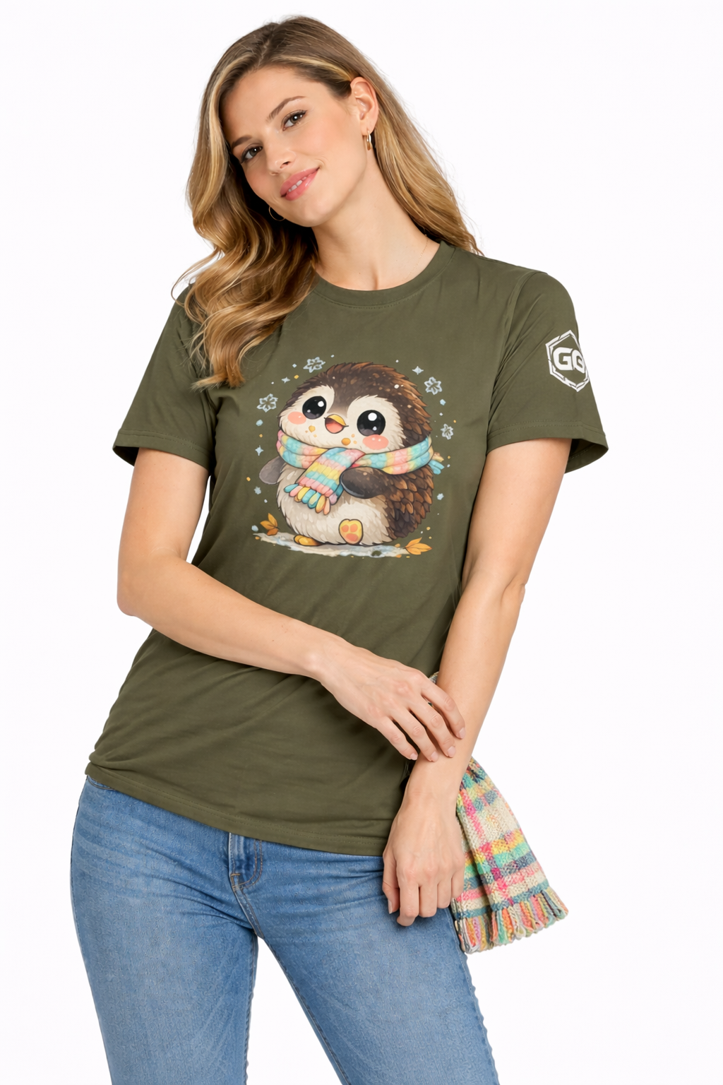 model:5:f | Penguin & Scarf T-Shirt – Modelfoto in Militärgrün – Frau