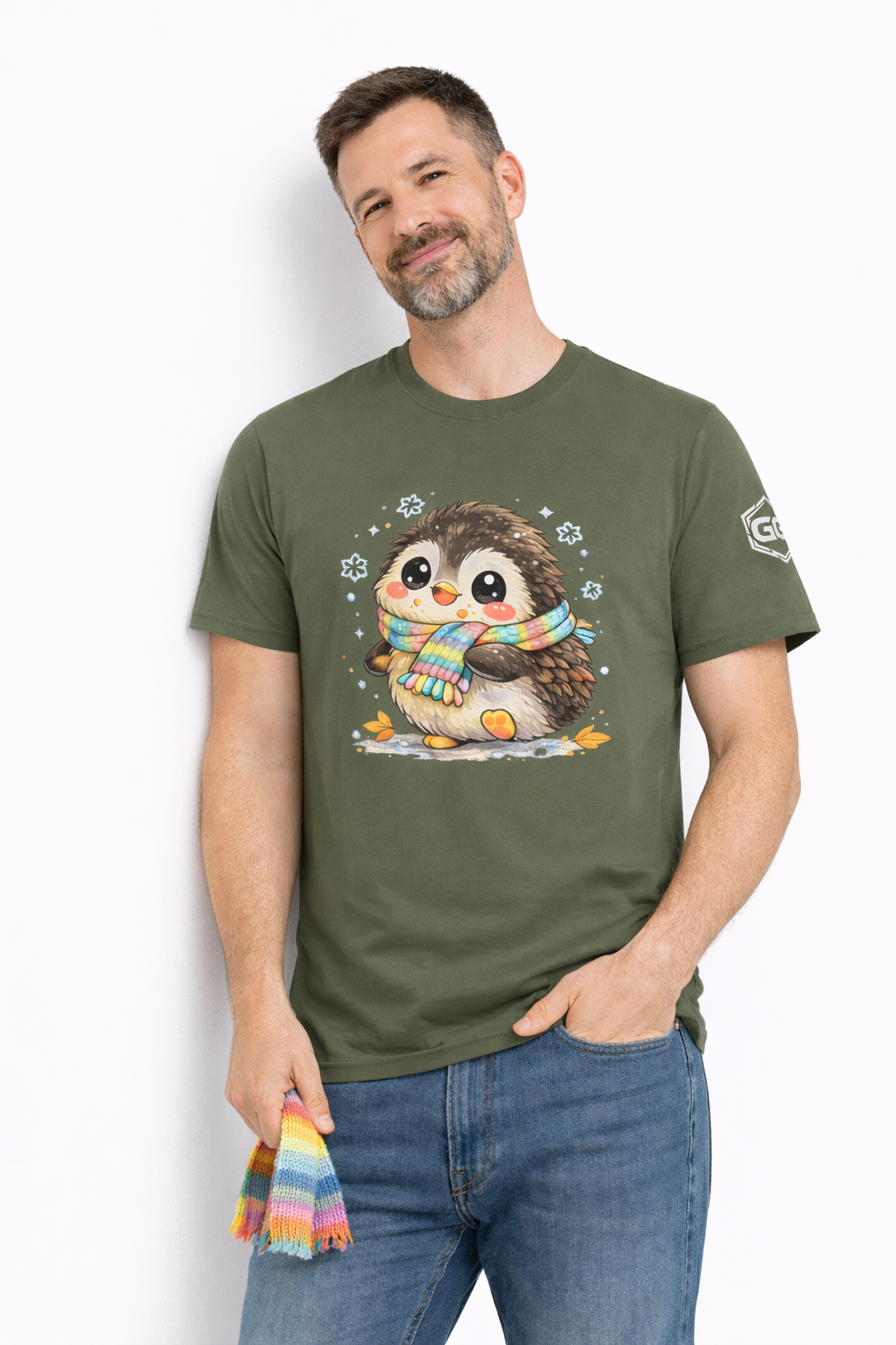 model:5:m | Penguin & Scarf T-Shirt – Modelfoto in Militärgrün – Mann