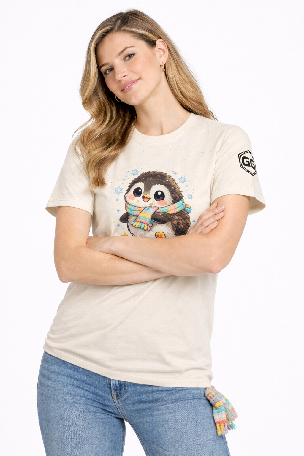 model:4:f | Penguin & Scarf T-Shirt – Modelfoto in Natur – Frau