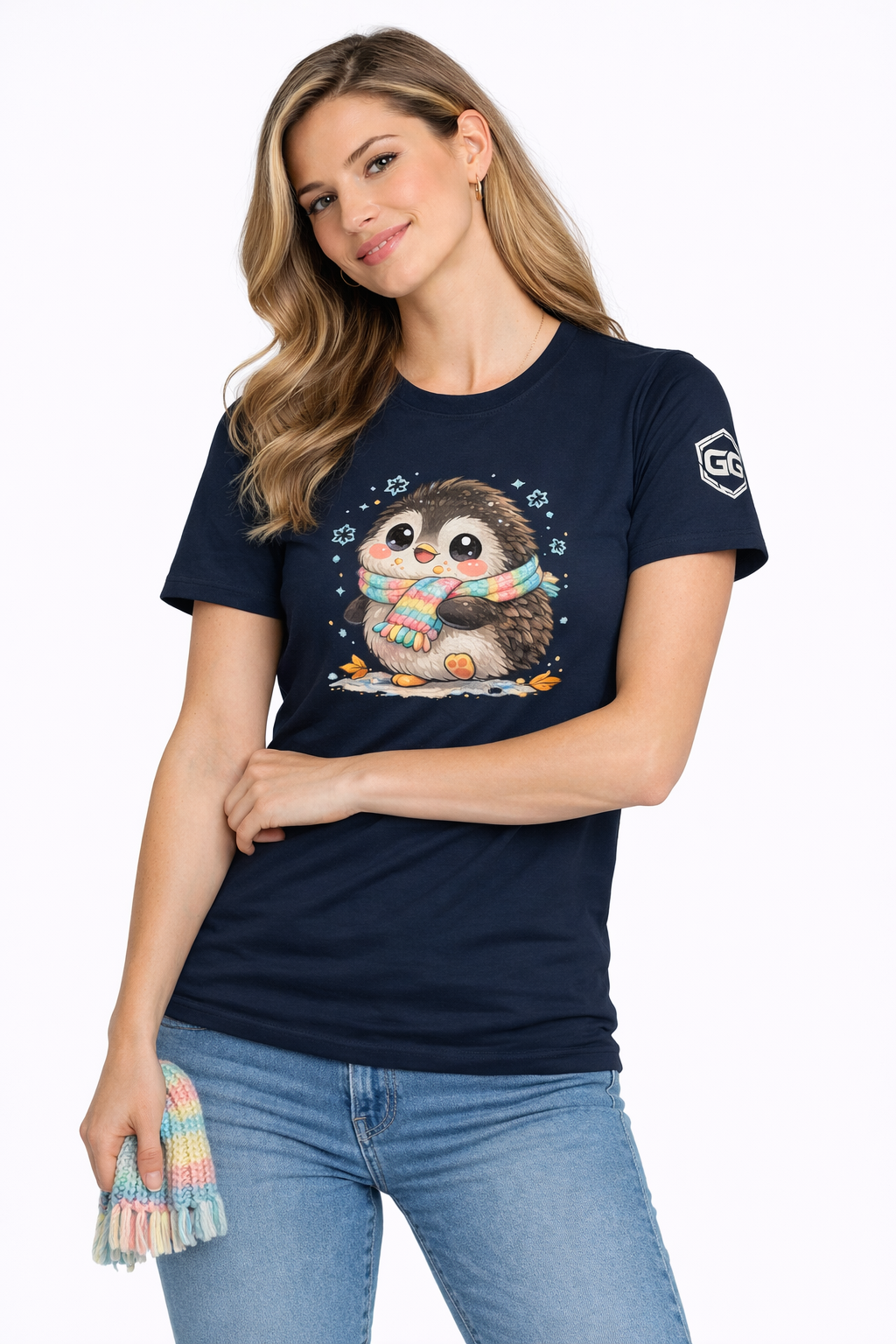 model:9:f | Penguin & Scarf T-Shirt – Modelfoto in Navy – Frau
