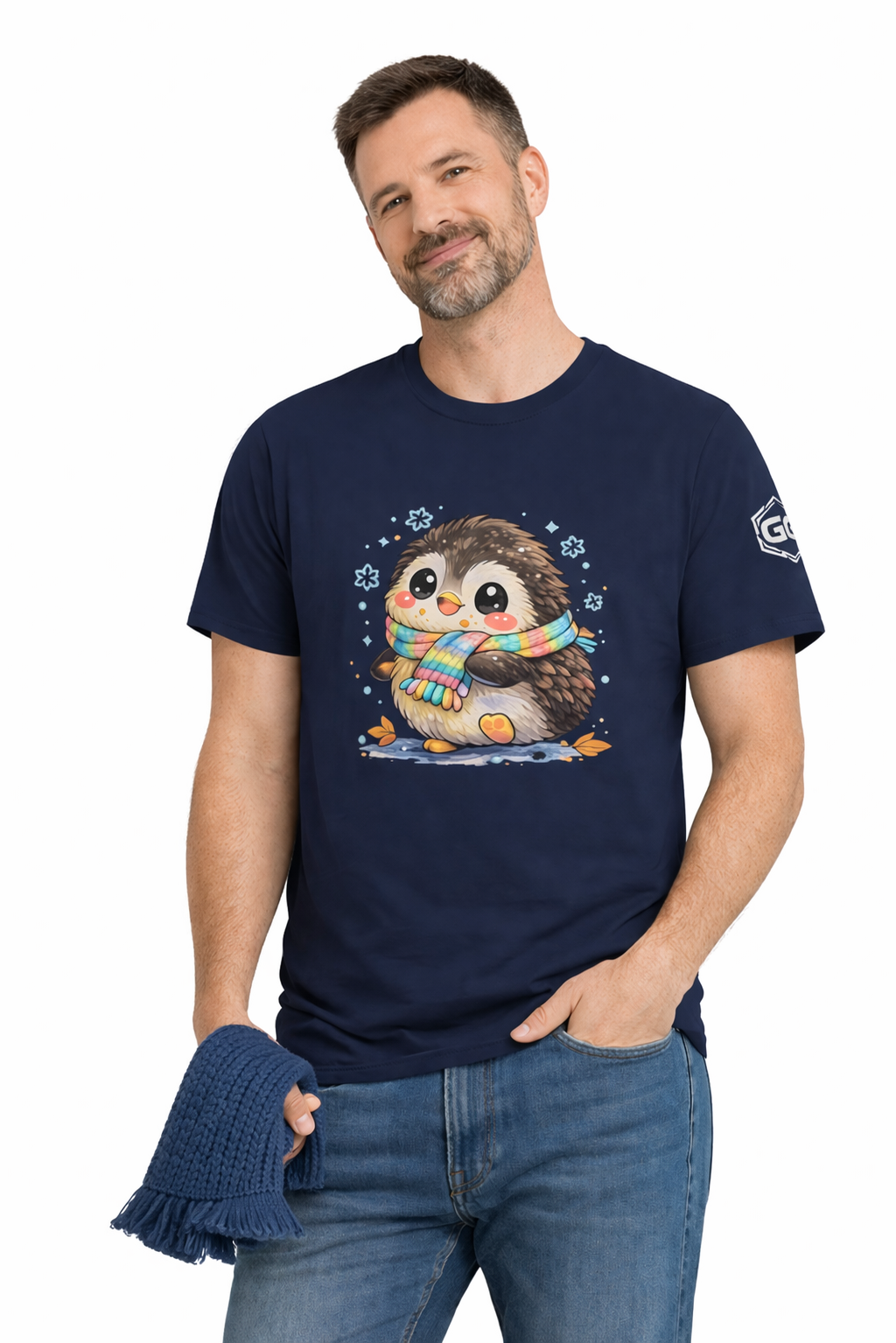 model:9:m | Penguin & Scarf T-Shirt – Modelfoto in Navy – Mann