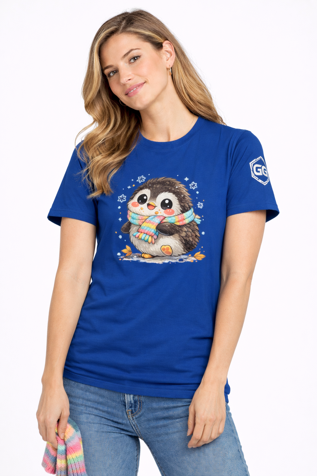 model:8:f | Penguin & Scarf T-Shirt – Modelfoto in Royalblau – Frau
