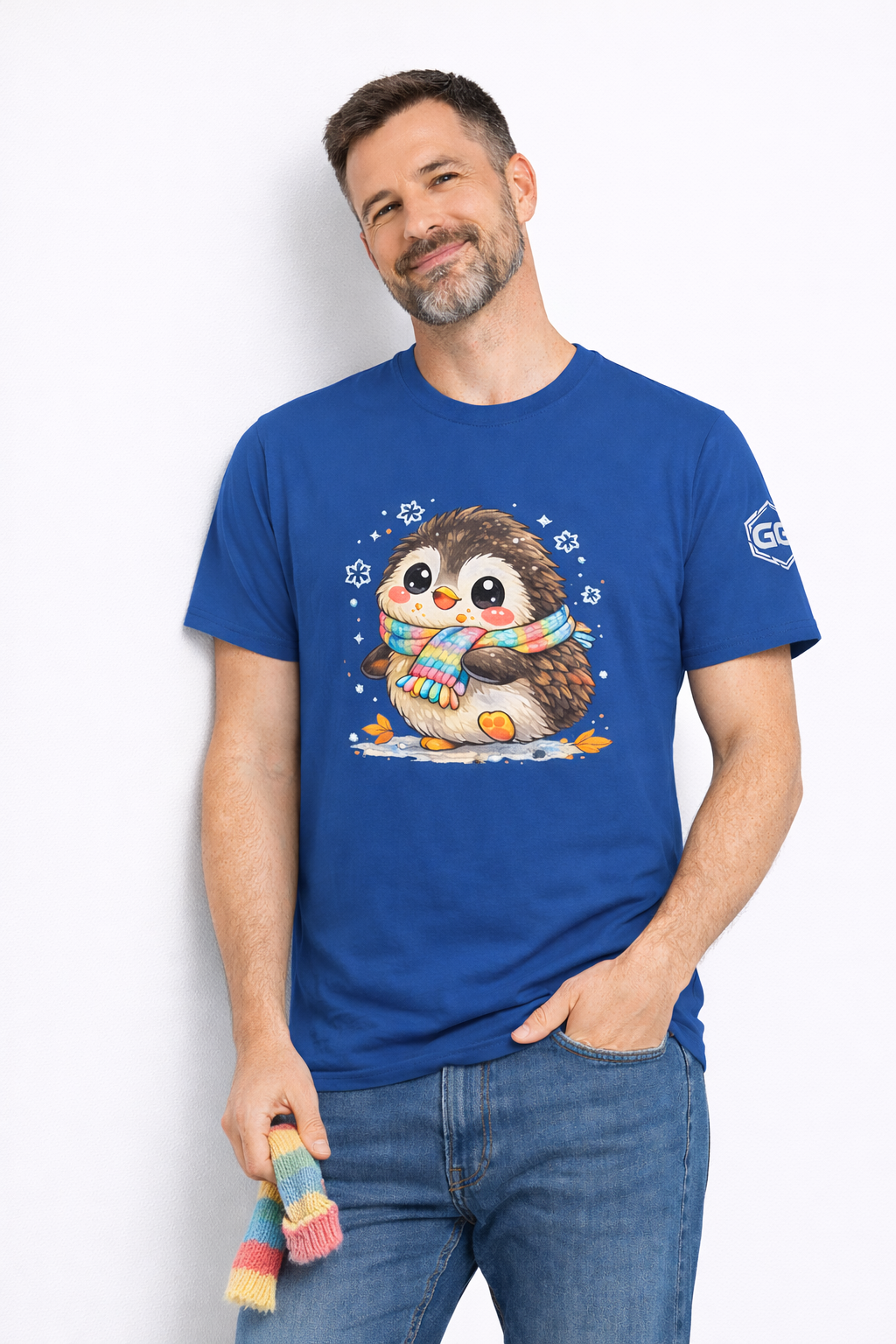 model:8:m | Penguin & Scarf T-Shirt – Modelfoto in Royalblau – Mann