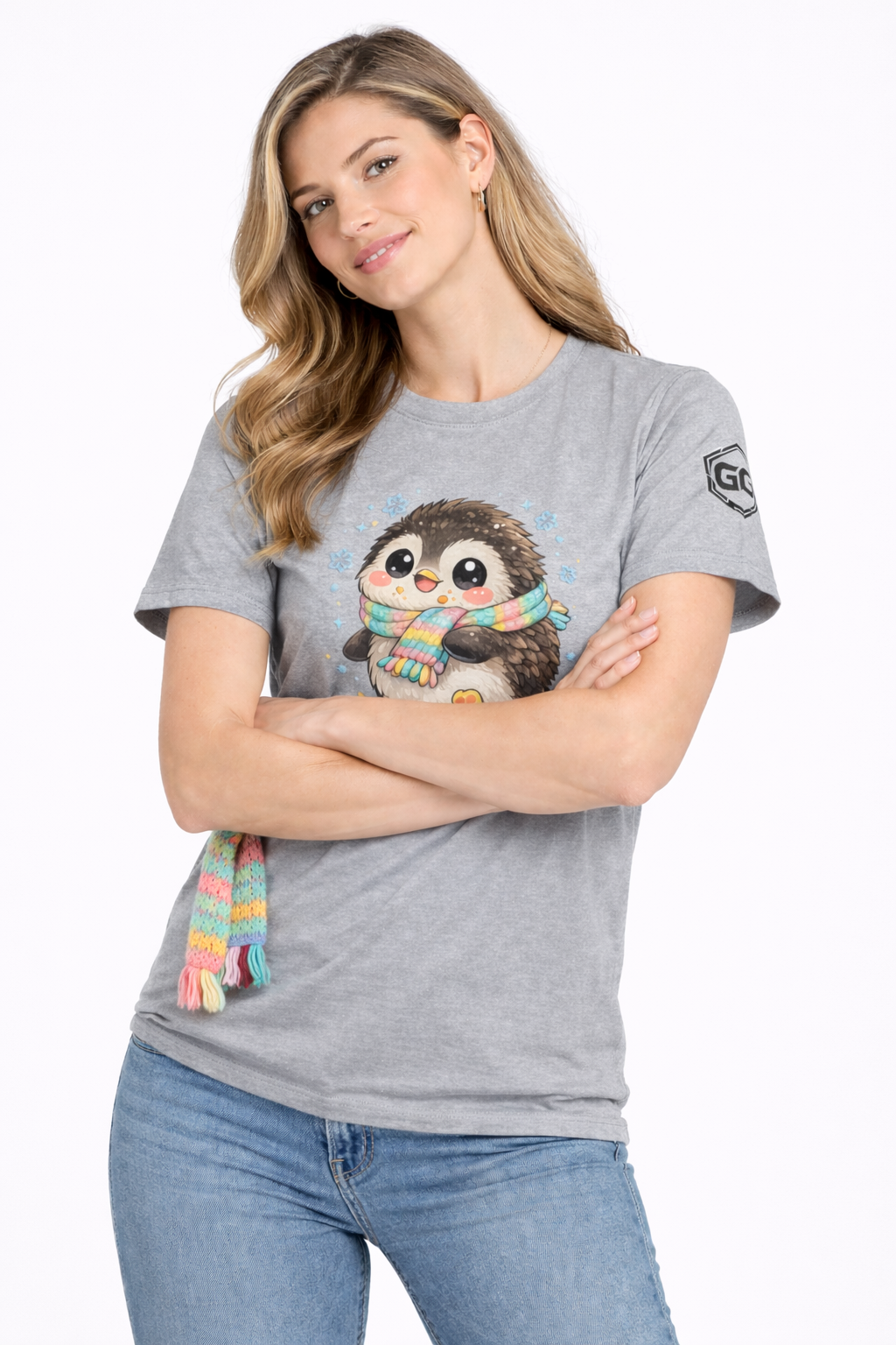model:2:f | Penguin & Scarf T-Shirt – Modelfoto in Sportgrau – Frau