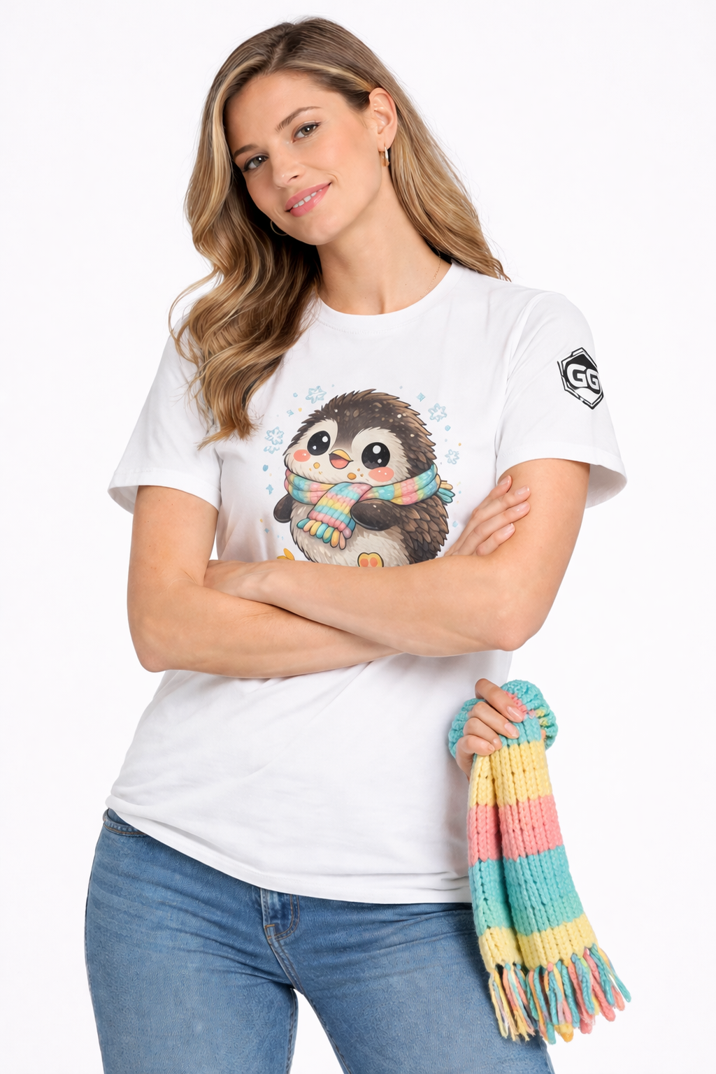 model:0:f | Penguin & Scarf T-Shirt – Modelfoto in Weiß – Frau