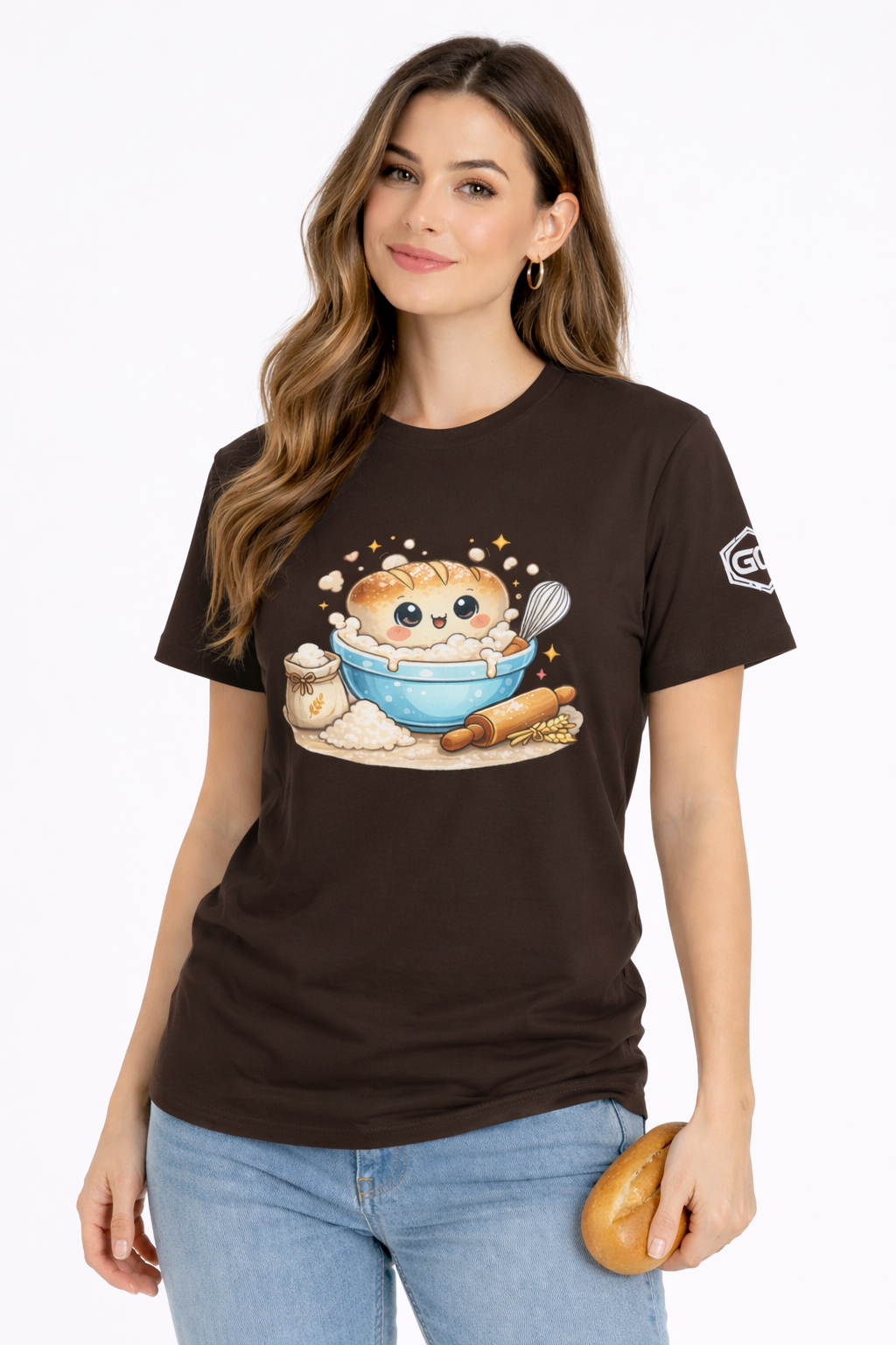 model:3:f | Sauerteig-Flüsterer T-Shirt – Modelfoto in Dunkelbraun – Frau