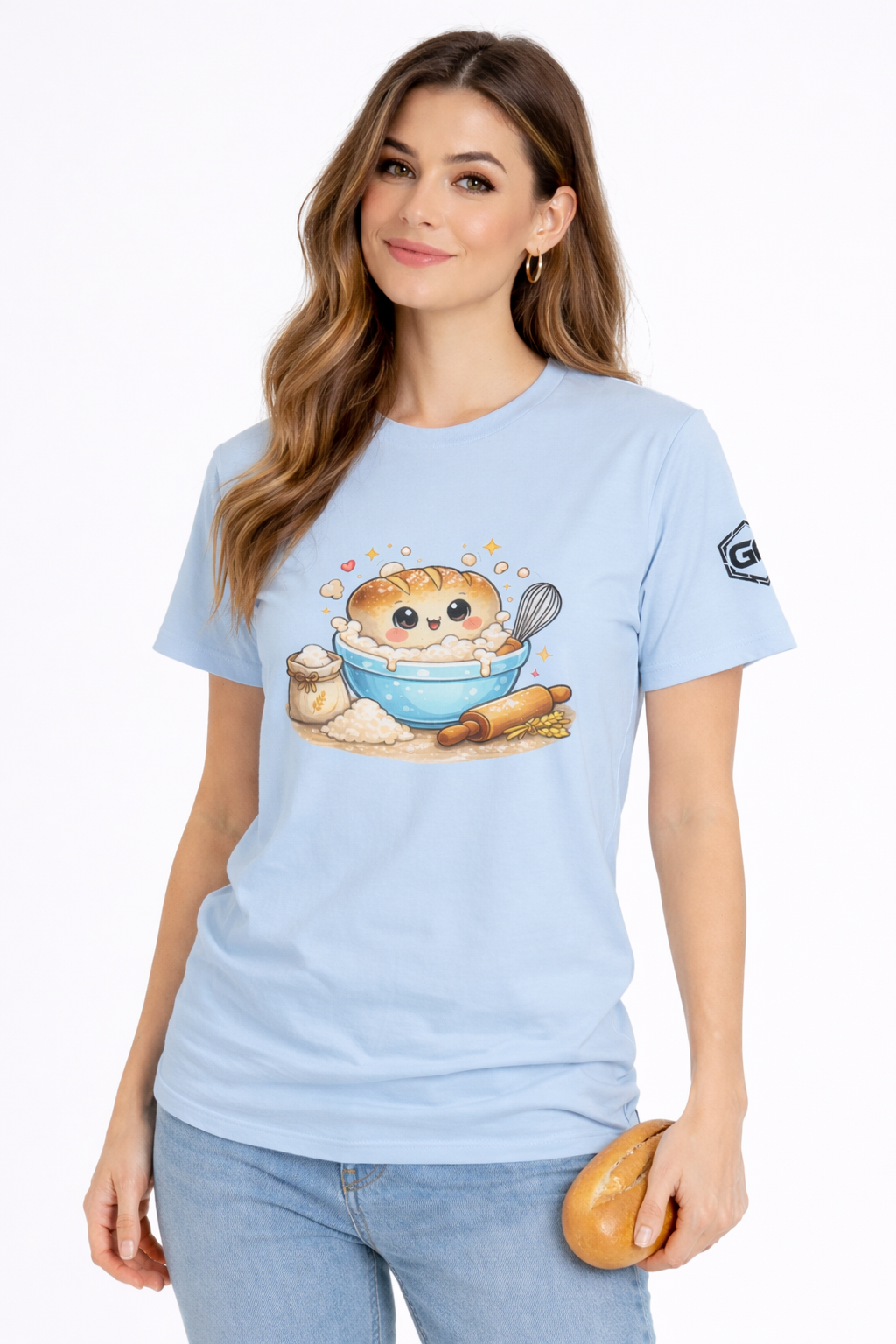 model:7:f | Sauerteig-Flüsterer T-Shirt – Modelfoto in Hellblau – Frau