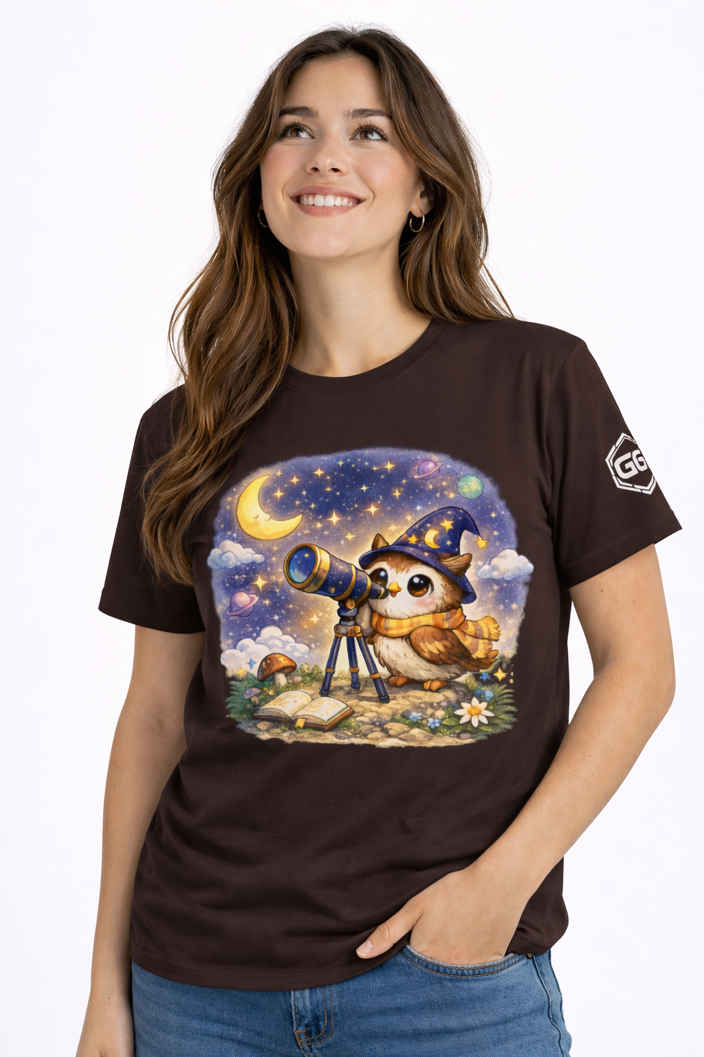 model:3:f | Sterngucker T-Shirt – Modelfoto in Dunkelbraun – Frau