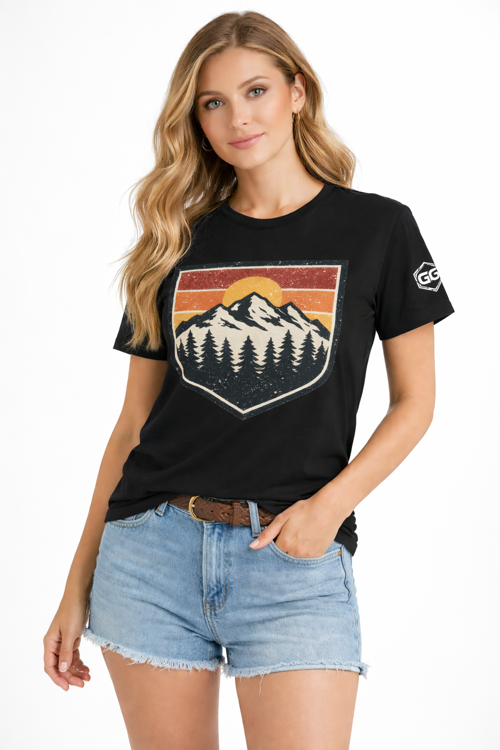 model:1:f | Vintage Bergabzeichen – Unisex T-Shirt – Modelfoto in Schwarz – Frau