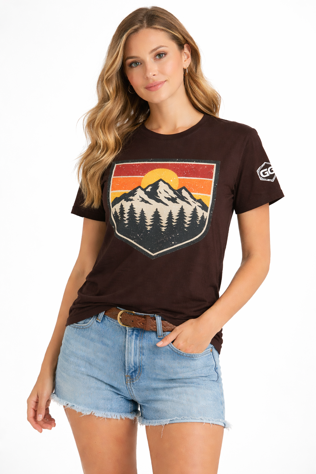model:3:f | Vintage Bergabzeichen – Unisex T-Shirt – Modelfoto in Dunkelbraun – Frau