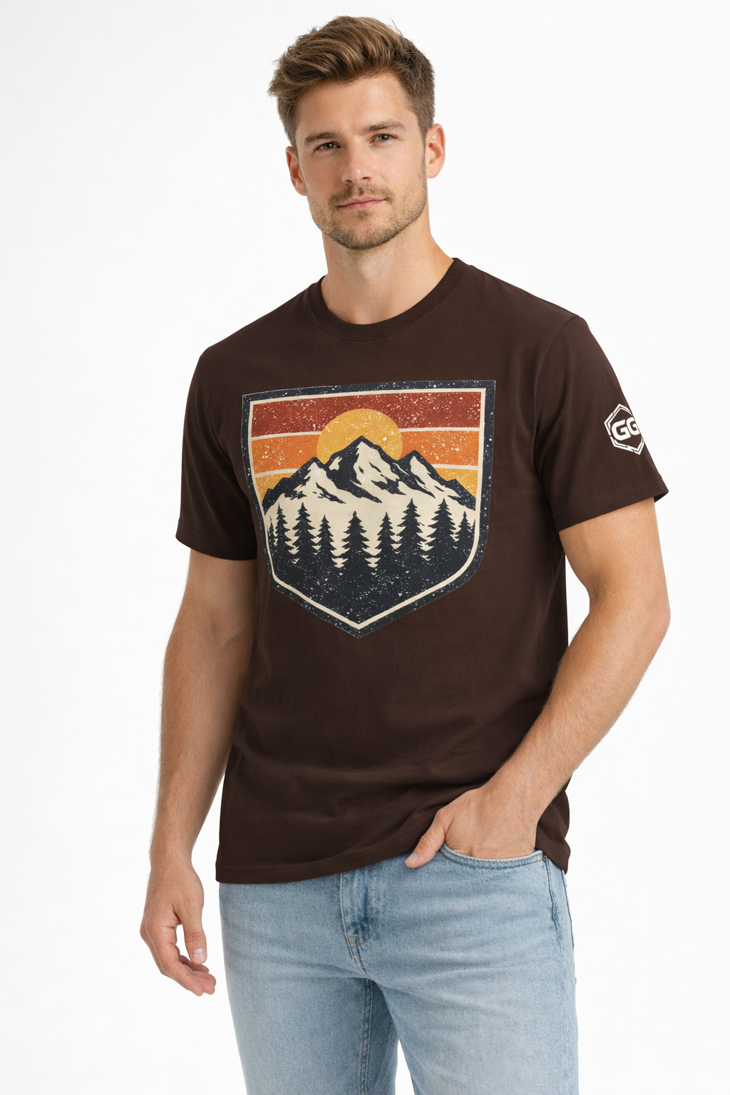 model:3:m | Vintage Bergabzeichen – Unisex T-Shirt – Modelfoto in Dunkelbraun – Mann