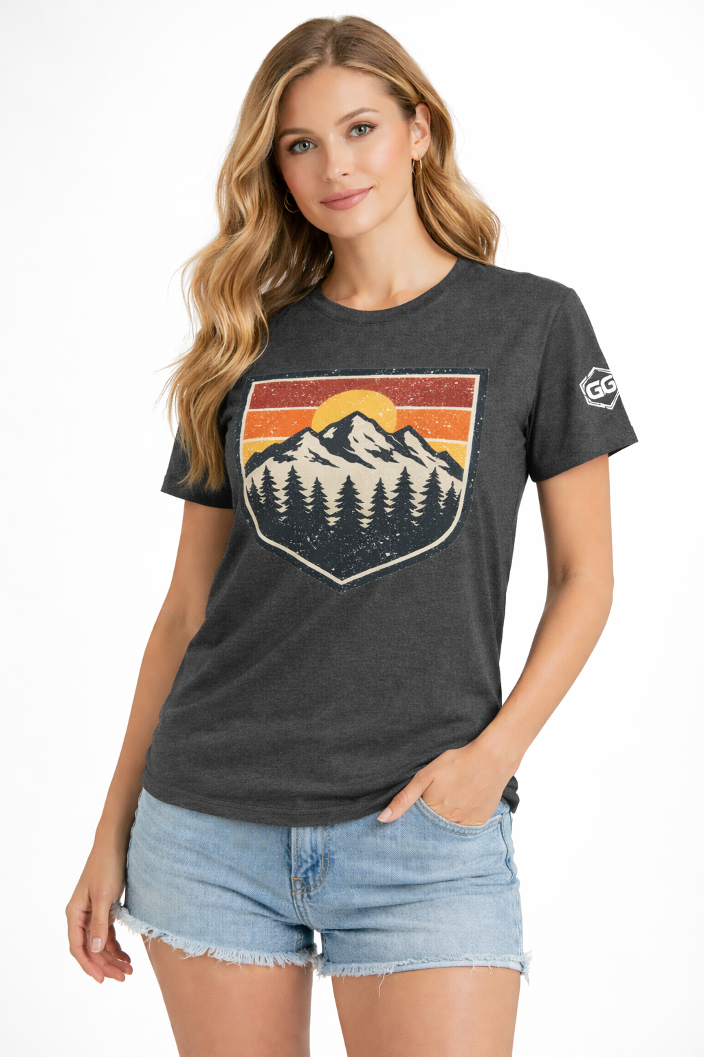 model:6:f | Vintage Bergabzeichen – Unisex T-Shirt – Modelfoto in Dunkelmeliert – Frau