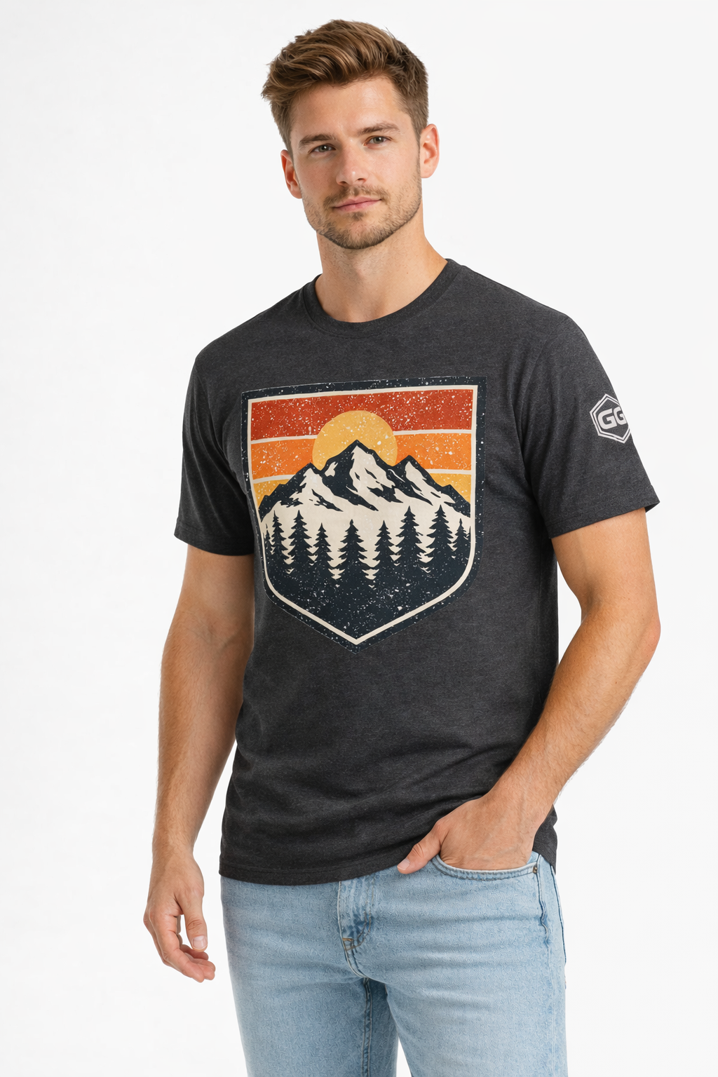 model:6:m | Vintage Bergabzeichen – Unisex T-Shirt – Modelfoto in Dunkelmeliert – Mann