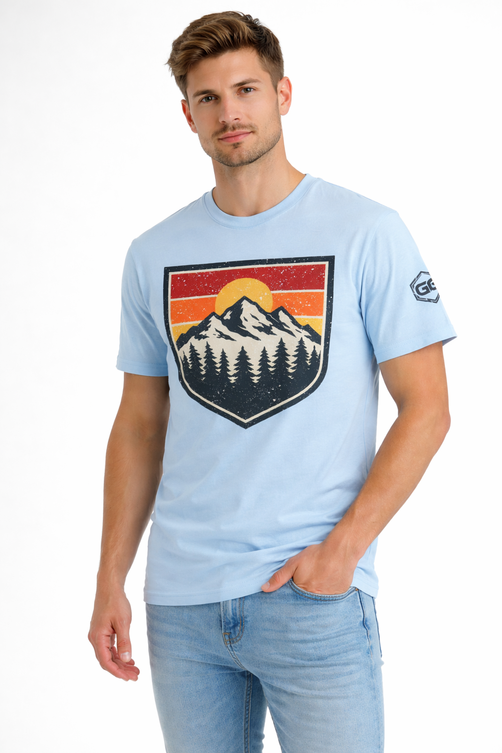 model:7:f | Vintage Bergabzeichen – Unisex T-Shirt – Modelfoto in Hellblau – Frau