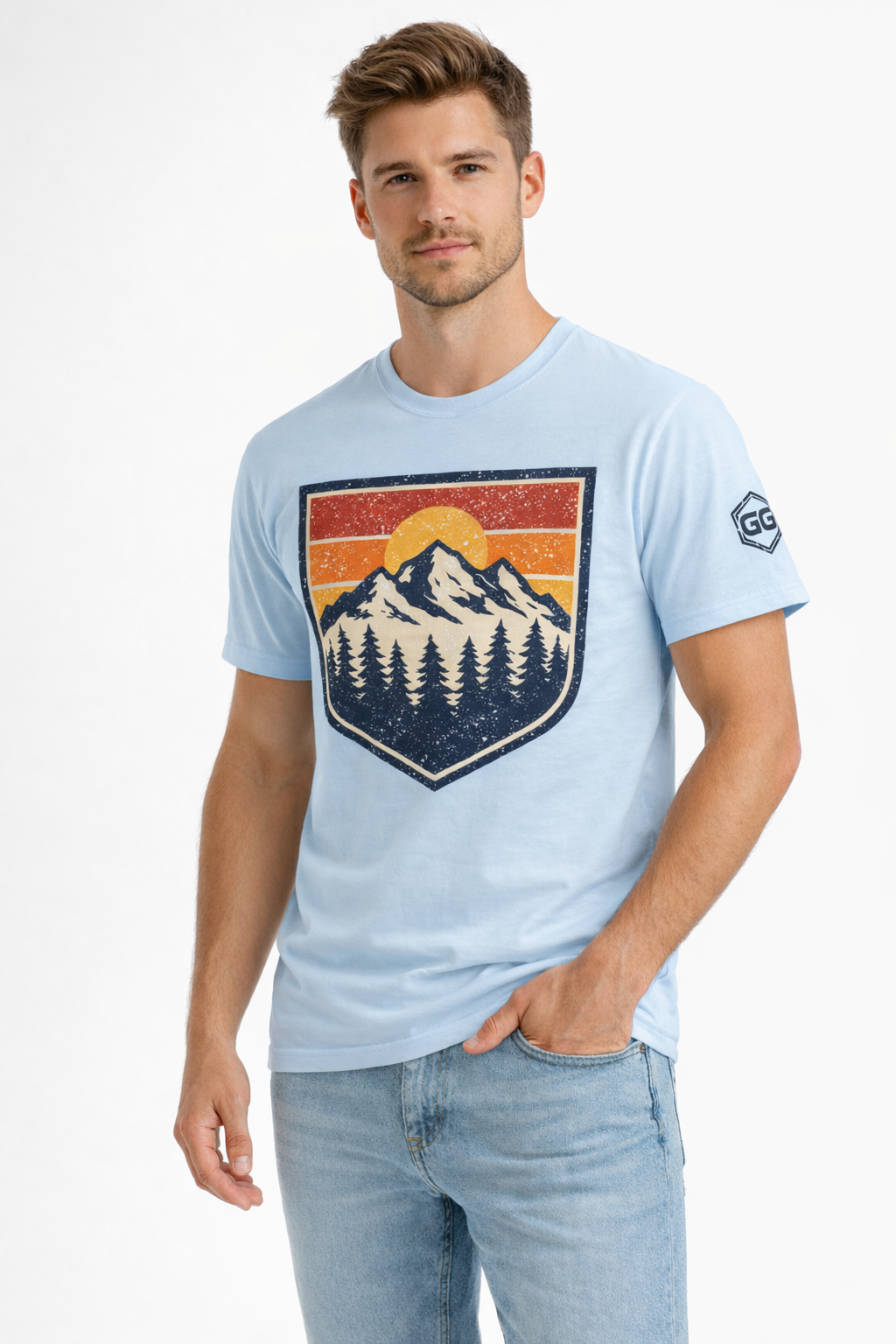 model:7:m | Vintage Bergabzeichen – Unisex T-Shirt – Modelfoto in Hellblau – Mann