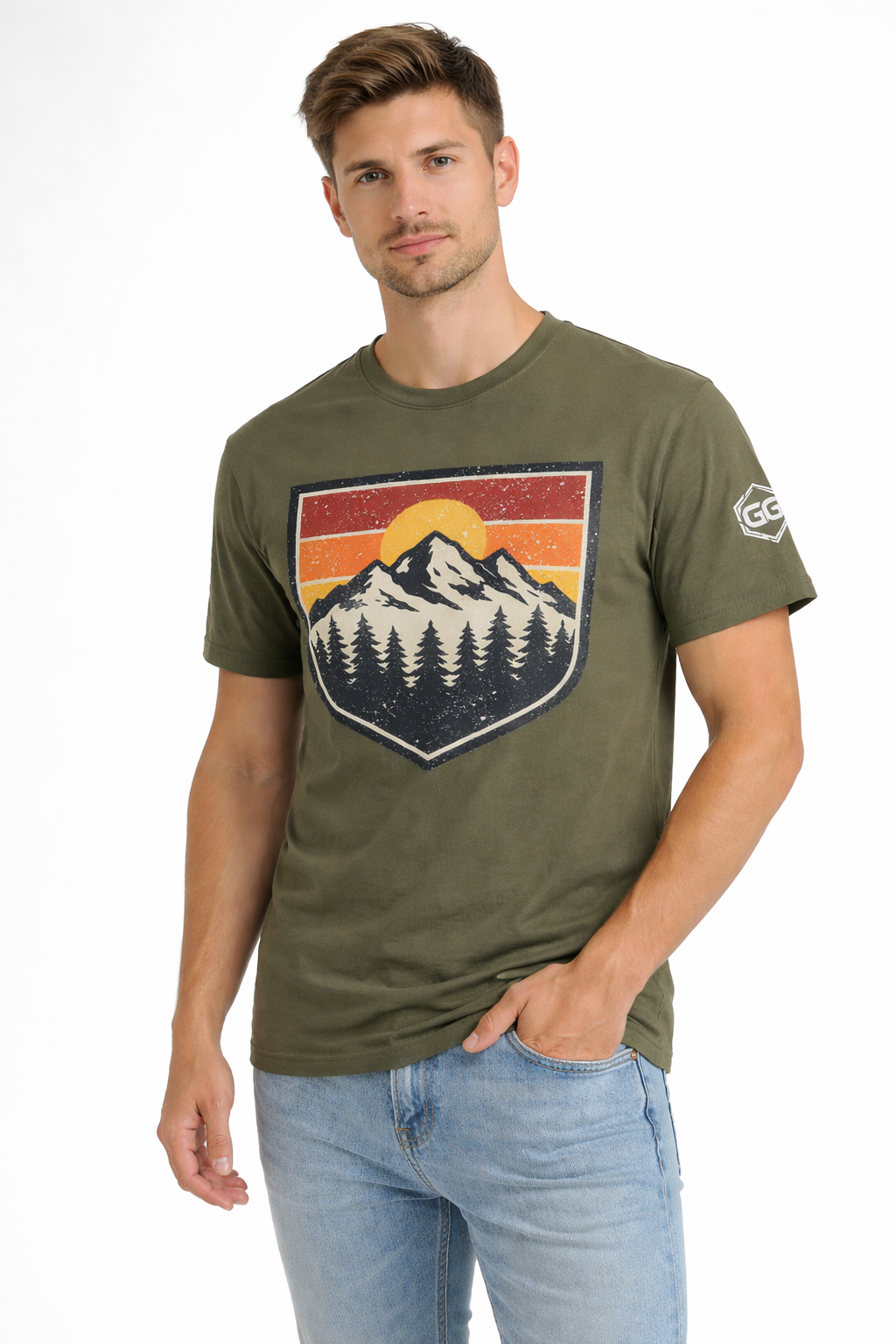 model:5:f | Vintage Bergabzeichen – Unisex T-Shirt – Modelfoto in Militärgrün – Frau