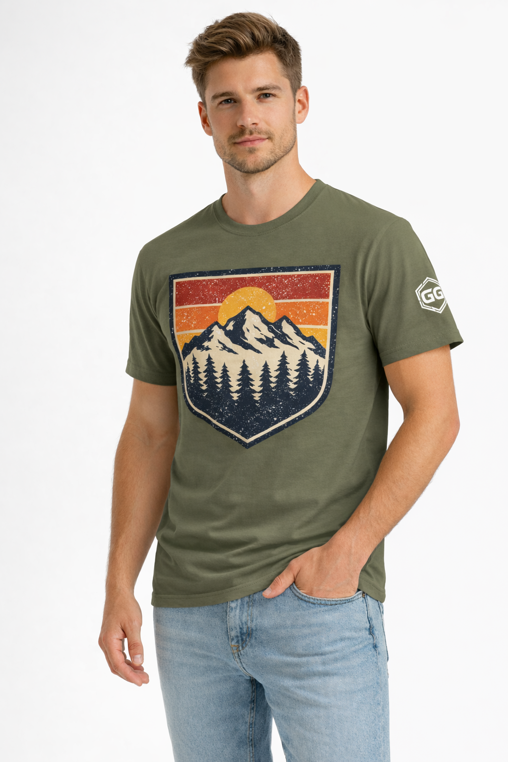 model:5:m | Vintage Bergabzeichen – Unisex T-Shirt – Modelfoto in Militärgrün – Mann