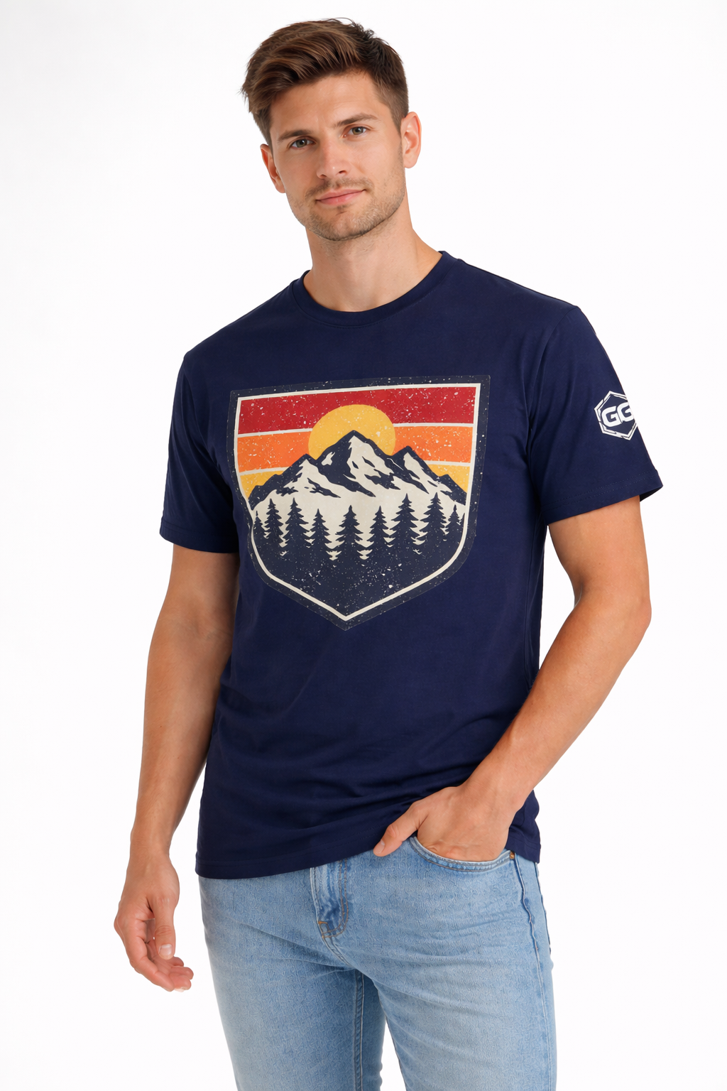 model:9:f | Vintage Bergabzeichen – Unisex T-Shirt – Modelfoto in Navy – Frau