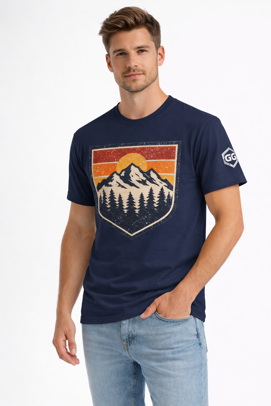 model:9:m | Vintage Bergabzeichen – Unisex T-Shirt – Modelfoto in Navy – Mann