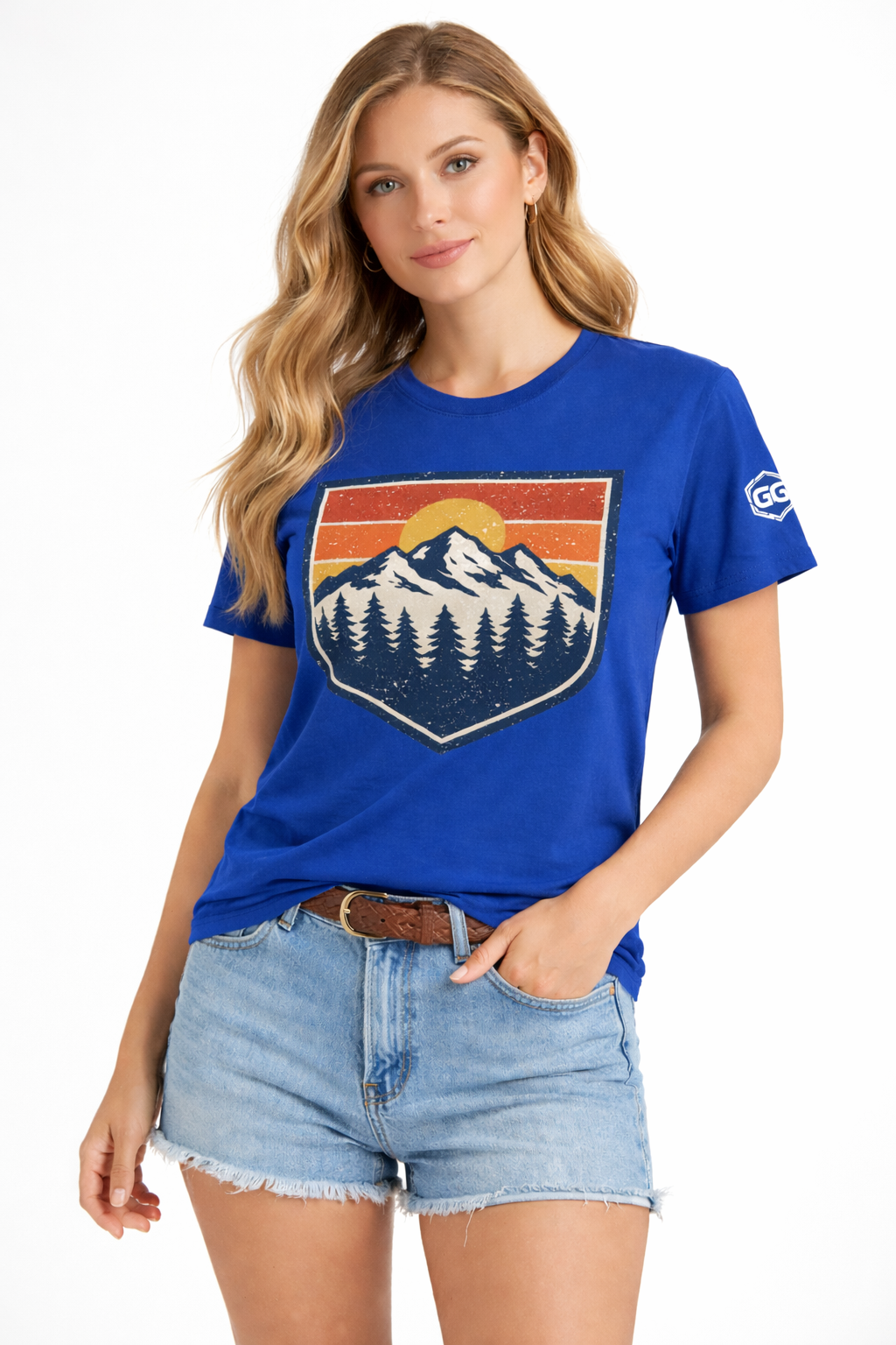 model:8:f | Vintage Bergabzeichen – Unisex T-Shirt – Modelfoto in Royalblau – Frau