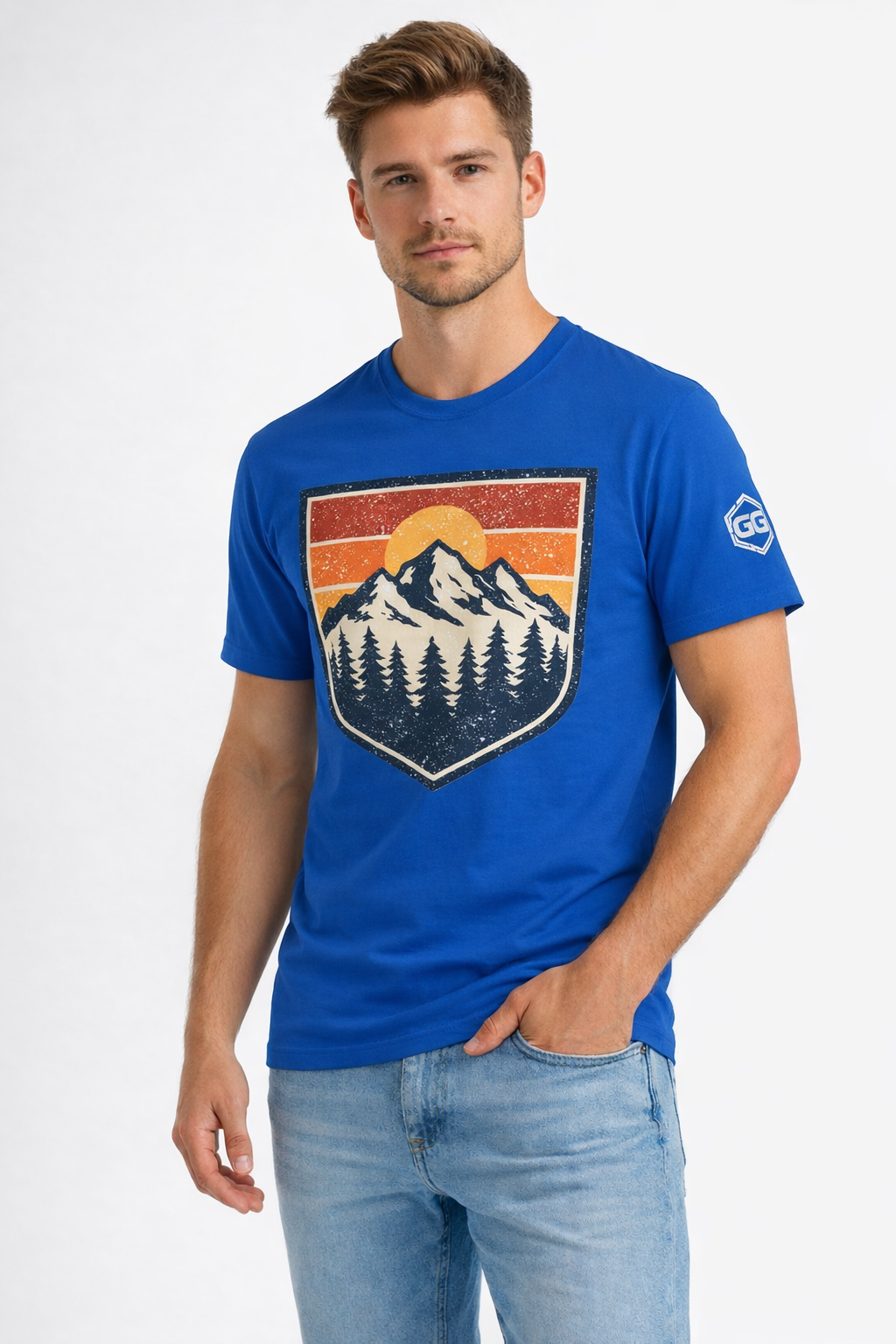 model:8:m | Vintage Bergabzeichen – Unisex T-Shirt – Modelfoto in Royalblau – Mann