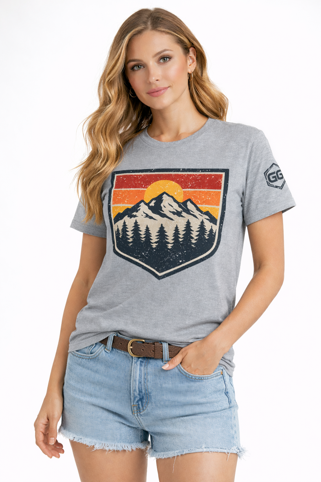 model:2:f | Vintage Bergabzeichen – Unisex T-Shirt – Modelfoto in Sportgrau – Frau