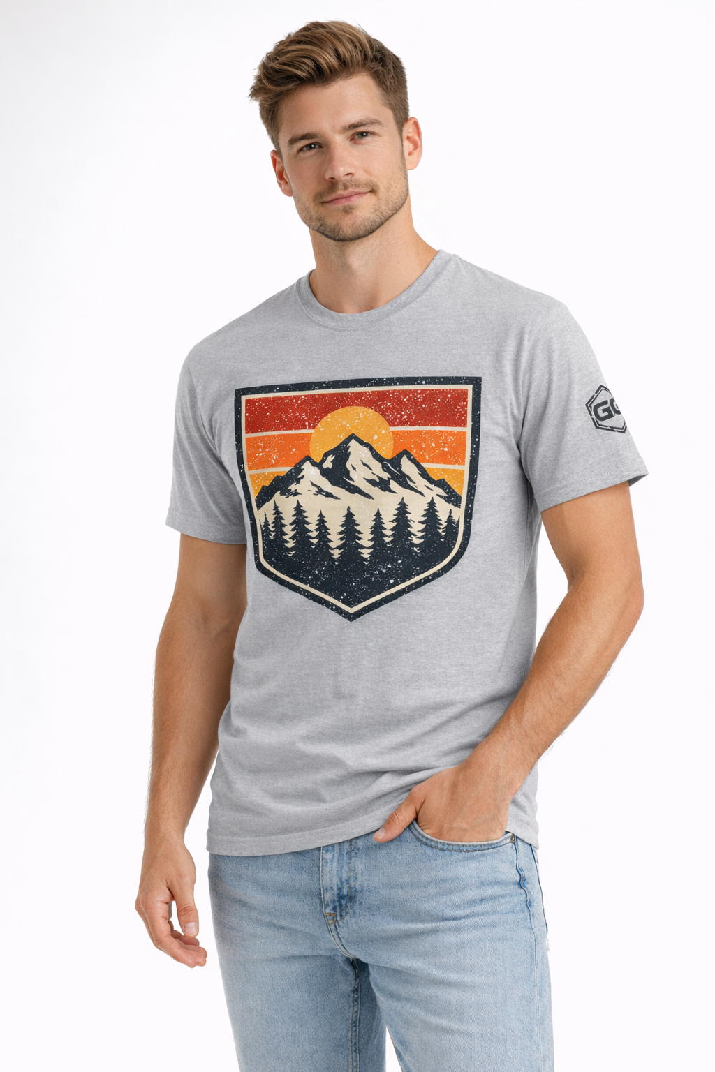 model:2:m | Vintage Bergabzeichen – Unisex T-Shirt – Modelfoto in Sportgrau – Mann