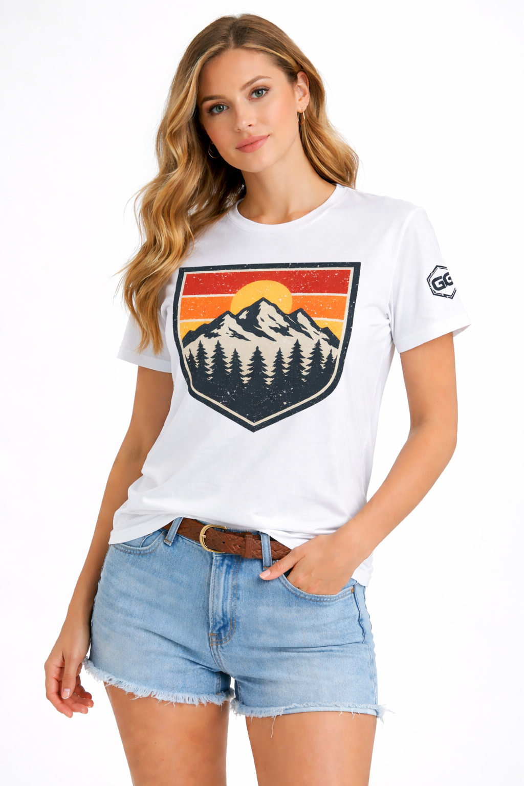model:0:f | Vintage Bergabzeichen – Unisex T-Shirt – Modelfoto in Weiß – Frau