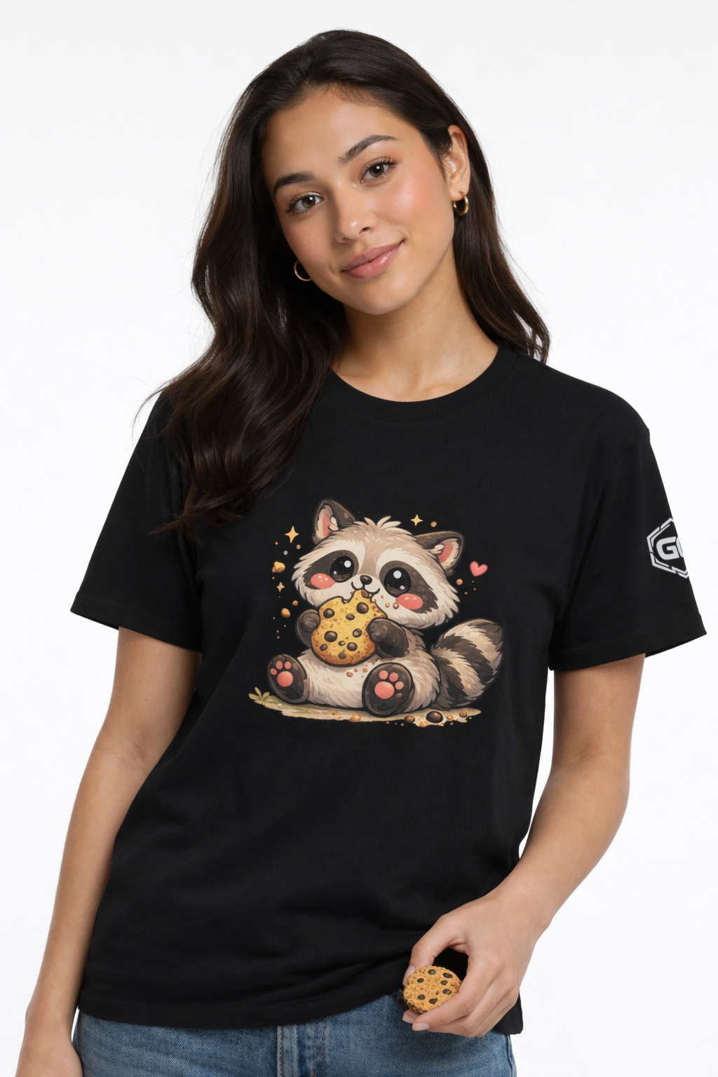model:1:f | Raccoon & Cookie T-Shirt – Modelfoto in Schwarz – Frau