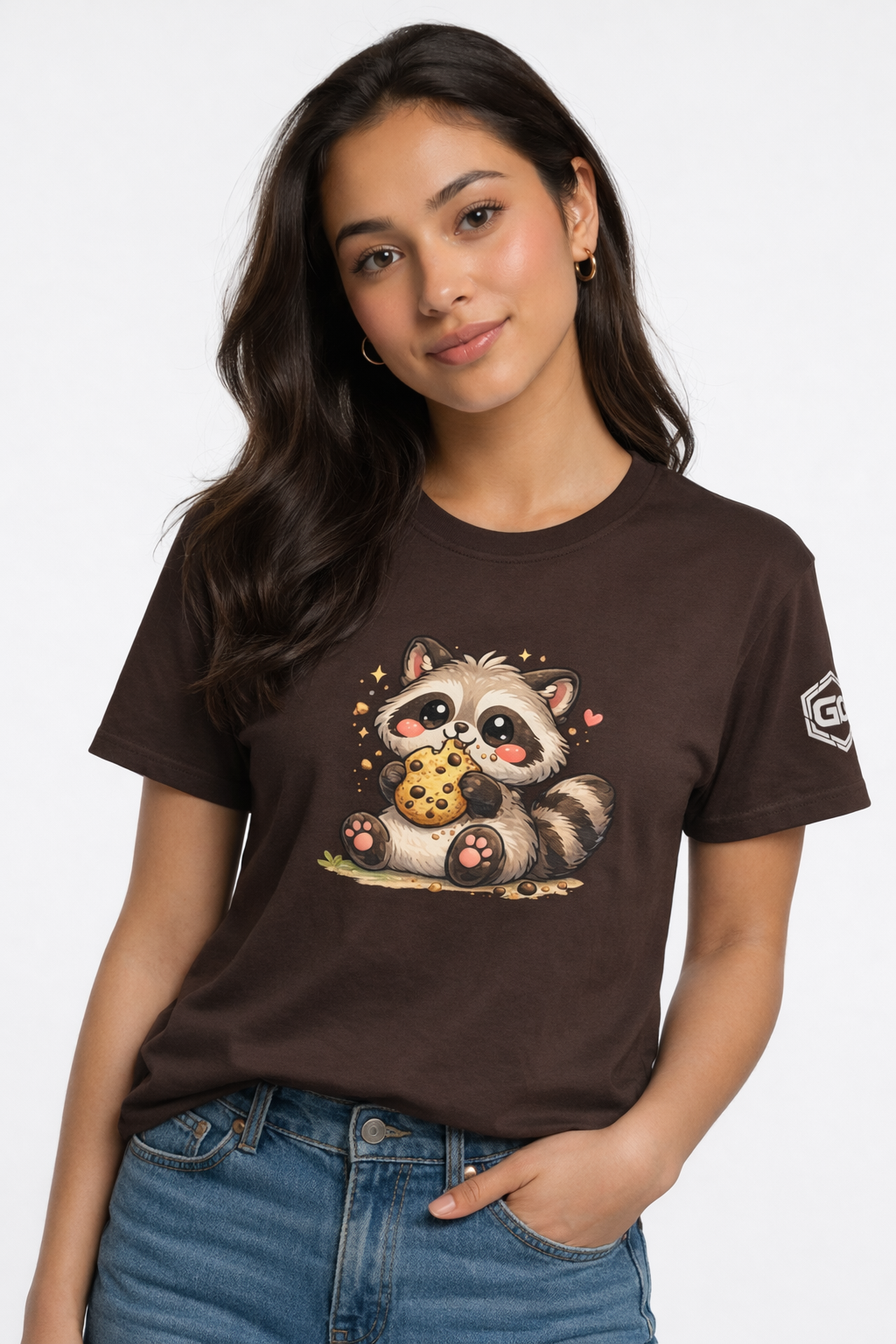model:3:f | Raccoon & Cookie T-Shirt – Modelfoto in Dunkelbraun – Frau