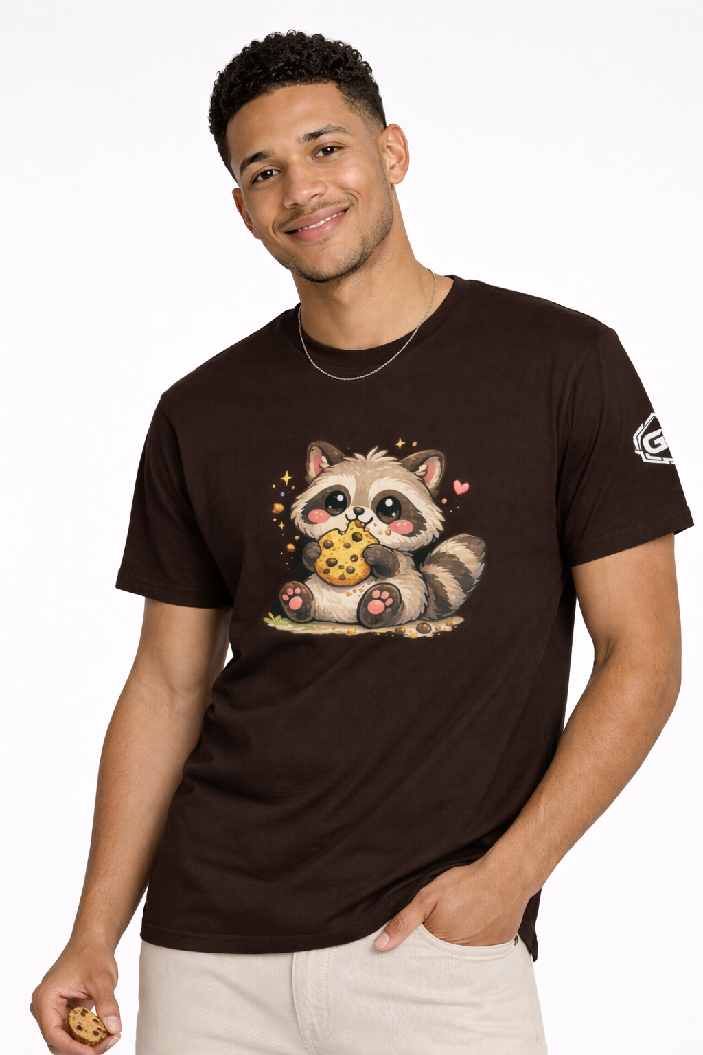 model:3:m | Raccoon & Cookie T-Shirt – Modelfoto in Dunkelbraun – Mann