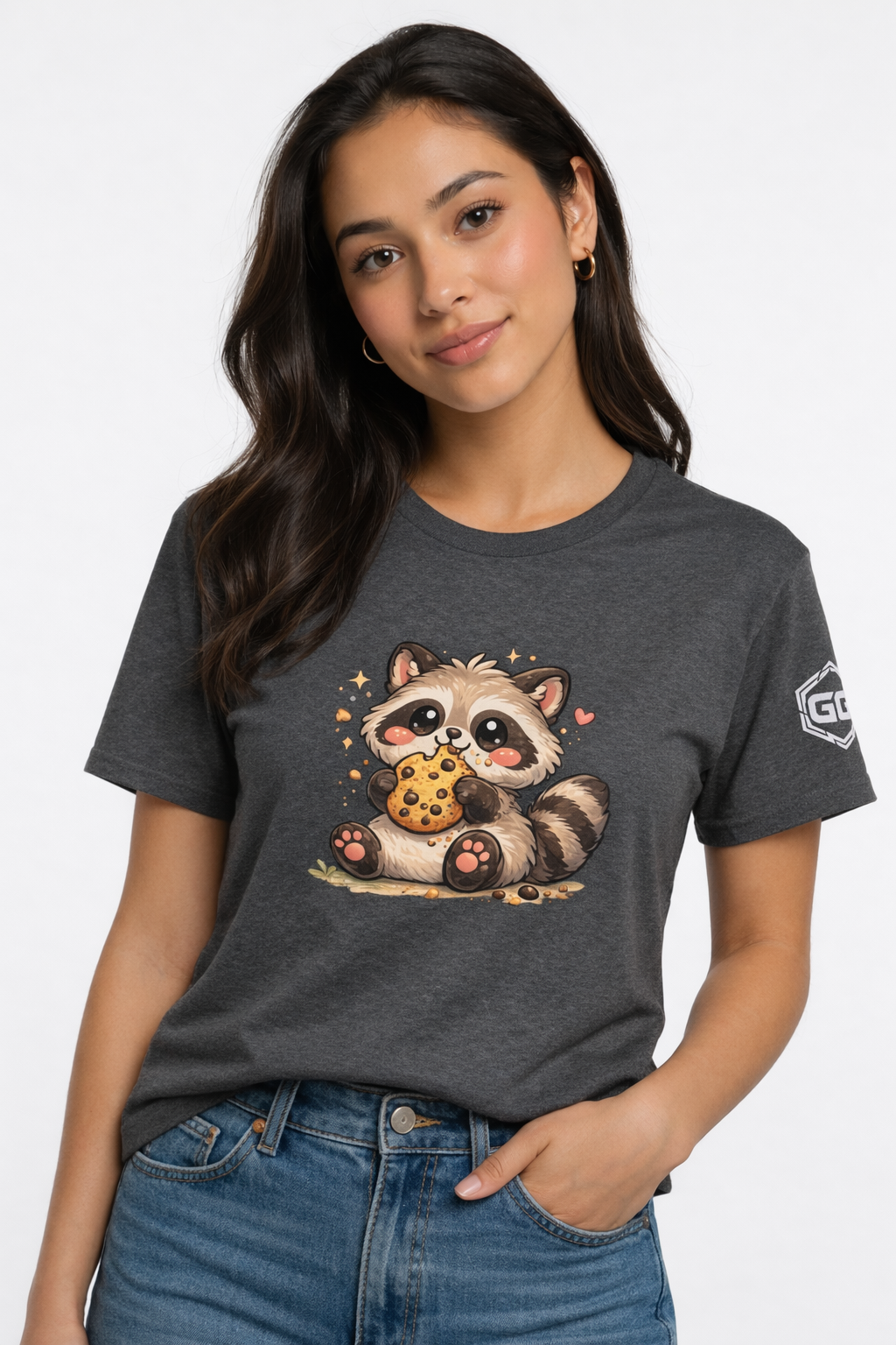model:6:f | Raccoon & Cookie T-Shirt – Modelfoto in Dunkelmeliert – Frau