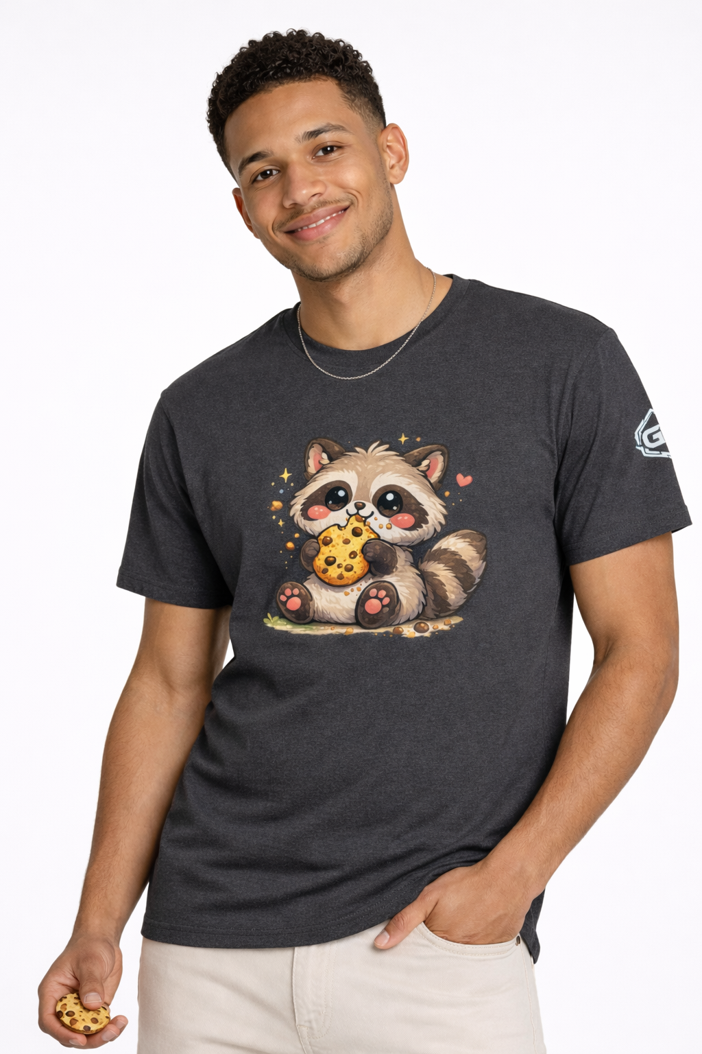 model:6:m | Raccoon & Cookie T-Shirt – Modelfoto in Dunkelmeliert – Mann