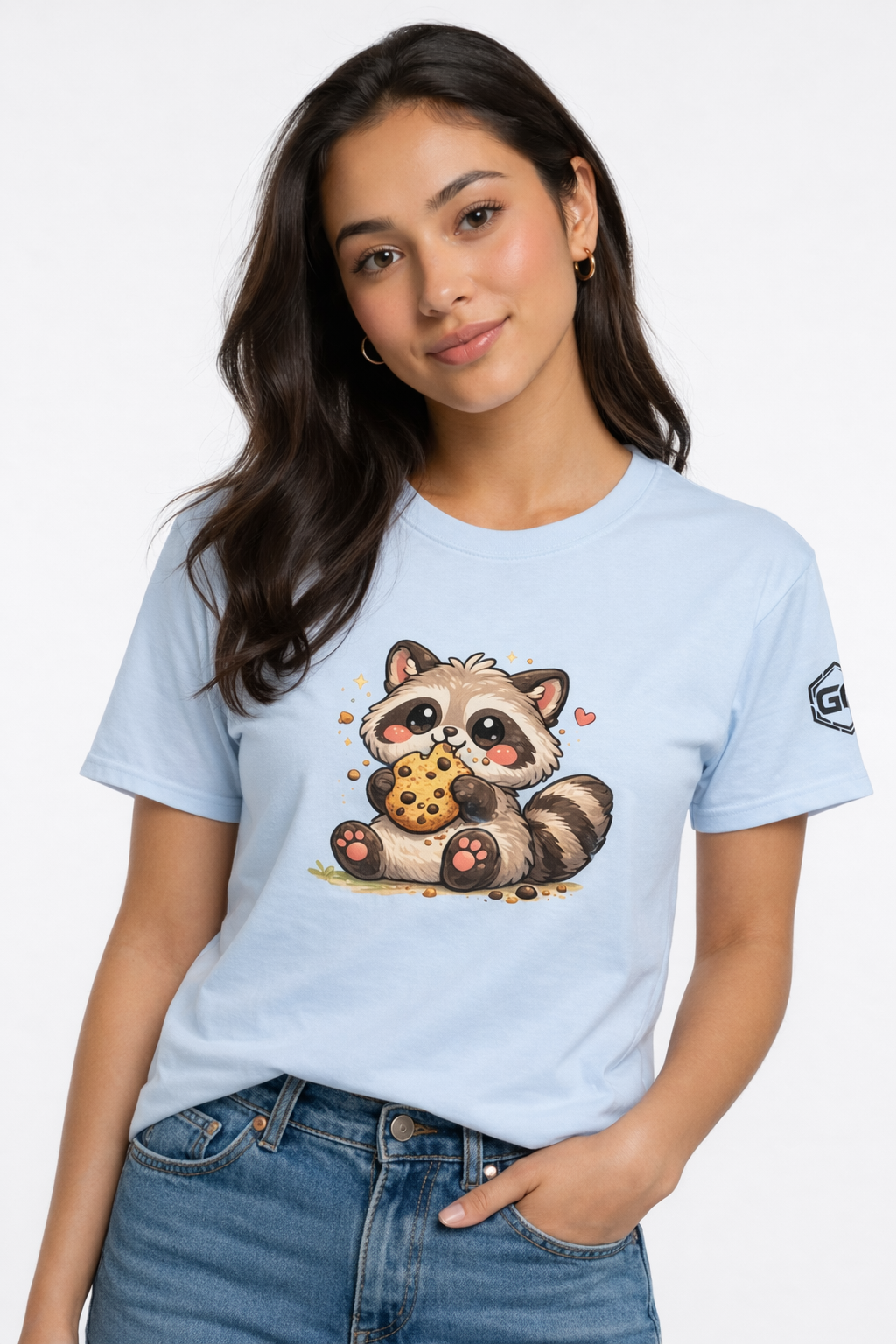 model:7:f | Raccoon & Cookie T-Shirt – Modelfoto in Hellblau – Frau