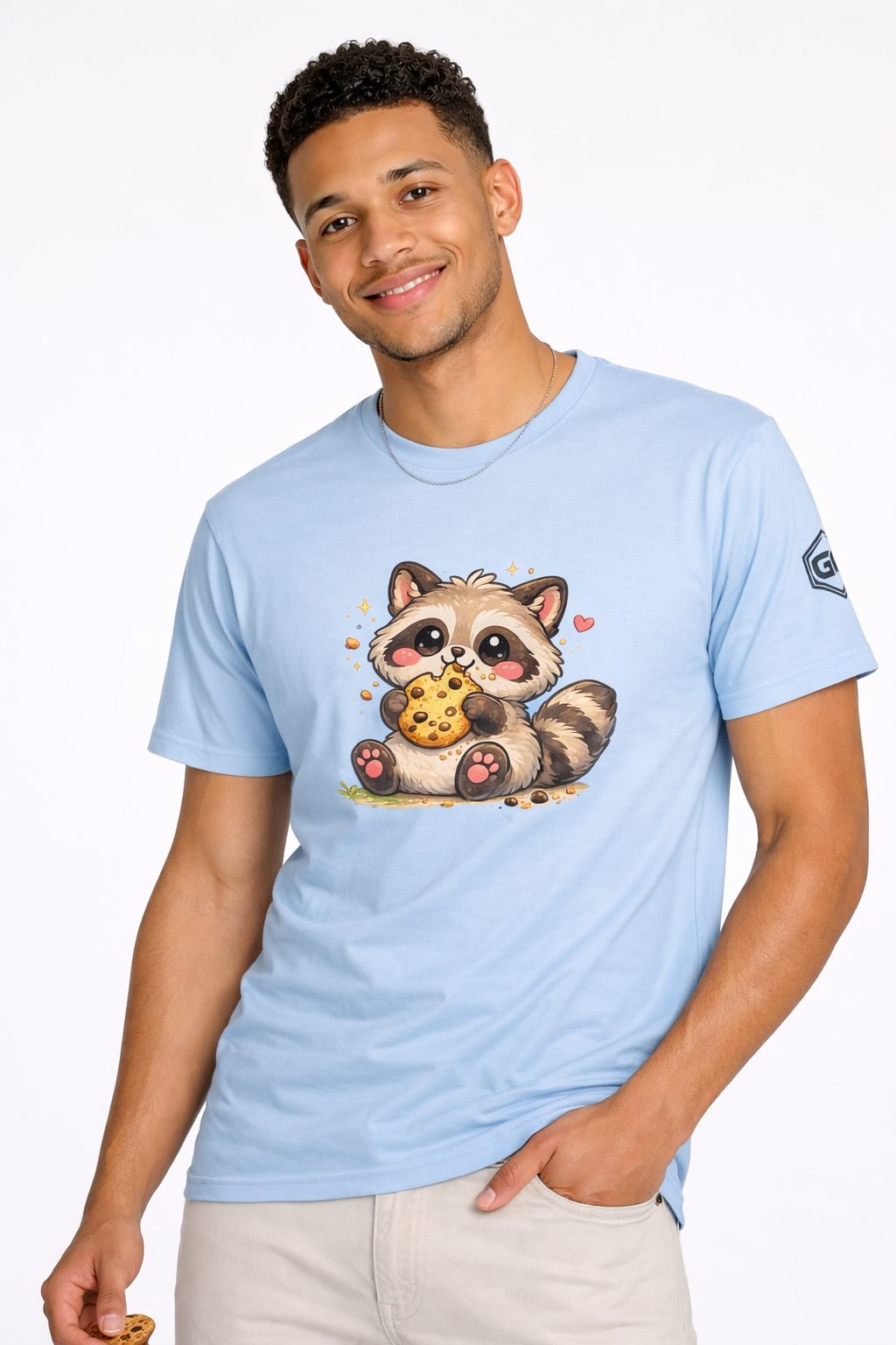 model:7:m | Raccoon & Cookie T-Shirt – Modelfoto in Hellblau – Mann